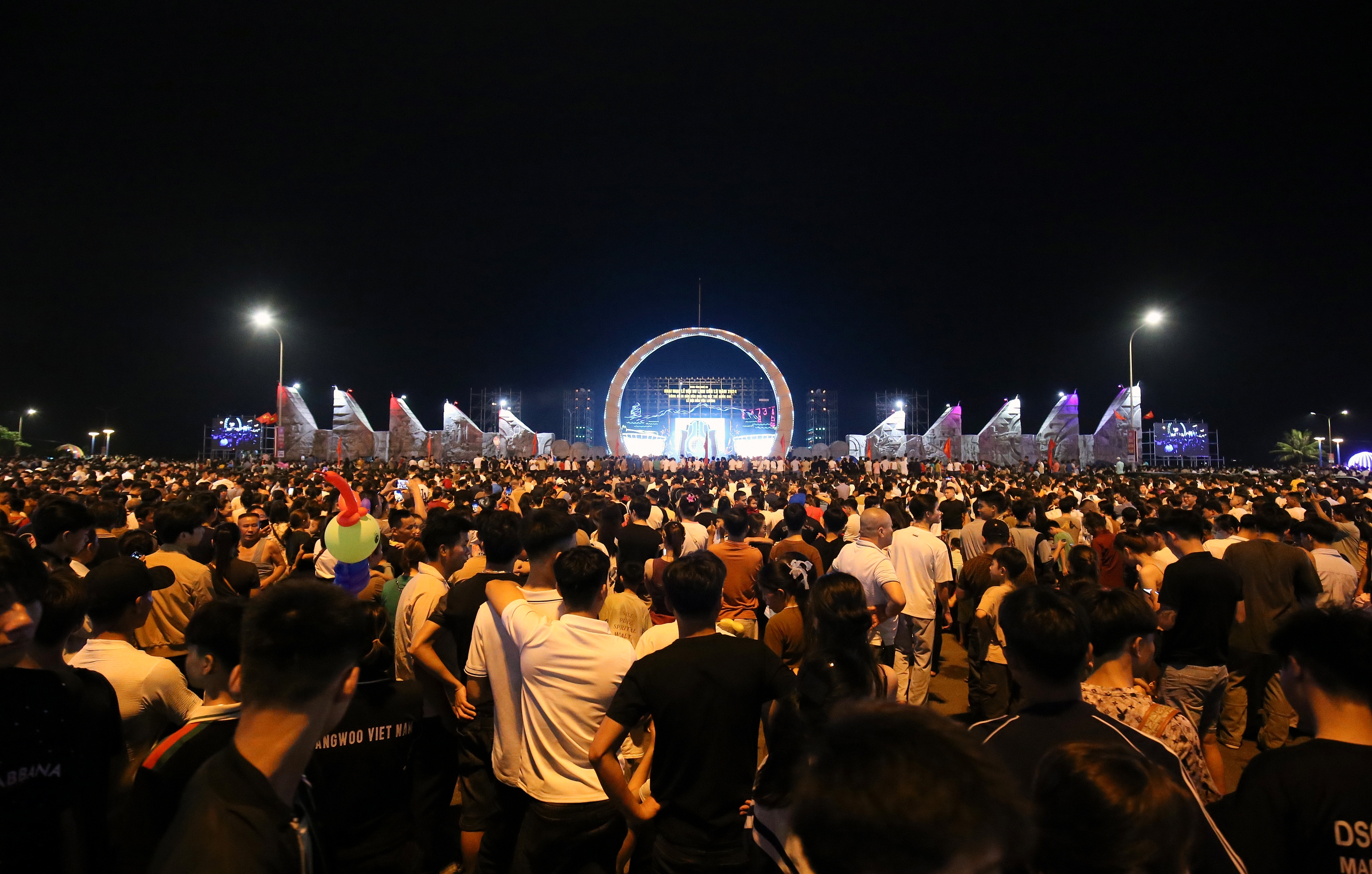 Mãn nhãn màn pháo hoa đêm khai mạc Lễ hội Du lịch Cửa Lò 2024- Ảnh 1. Mãn nhãn màn pháo hoa đêm khai mạc Lễ hội Du lịch Cửa Lò 2024- Ảnh 1.