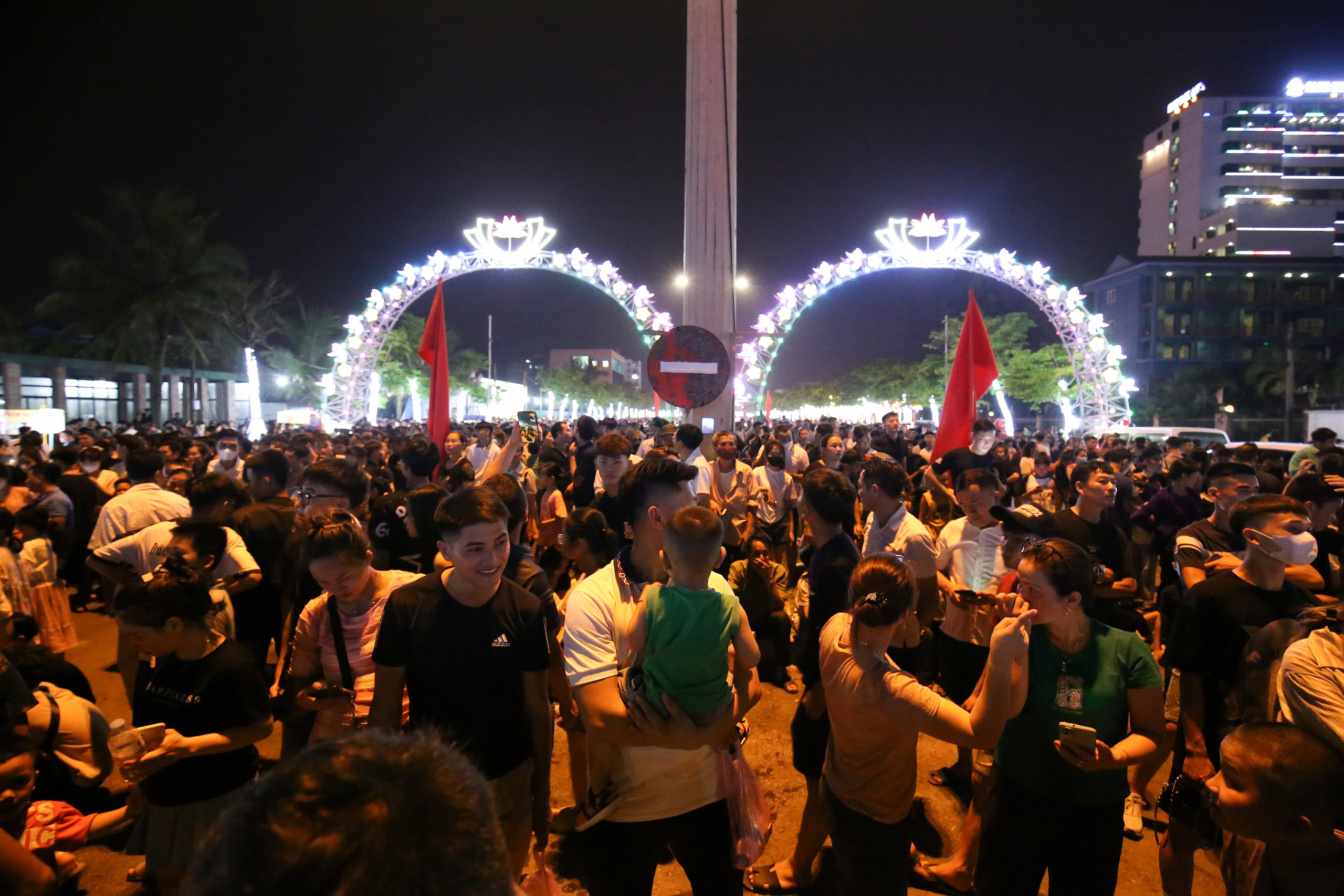 Mãn nhãn màn pháo hoa đêm khai mạc Lễ hội Du lịch Cửa Lò 2024- Ảnh 13. Mãn nhãn màn pháo hoa đêm khai mạc Lễ hội Du lịch Cửa Lò 2024- Ảnh 13.