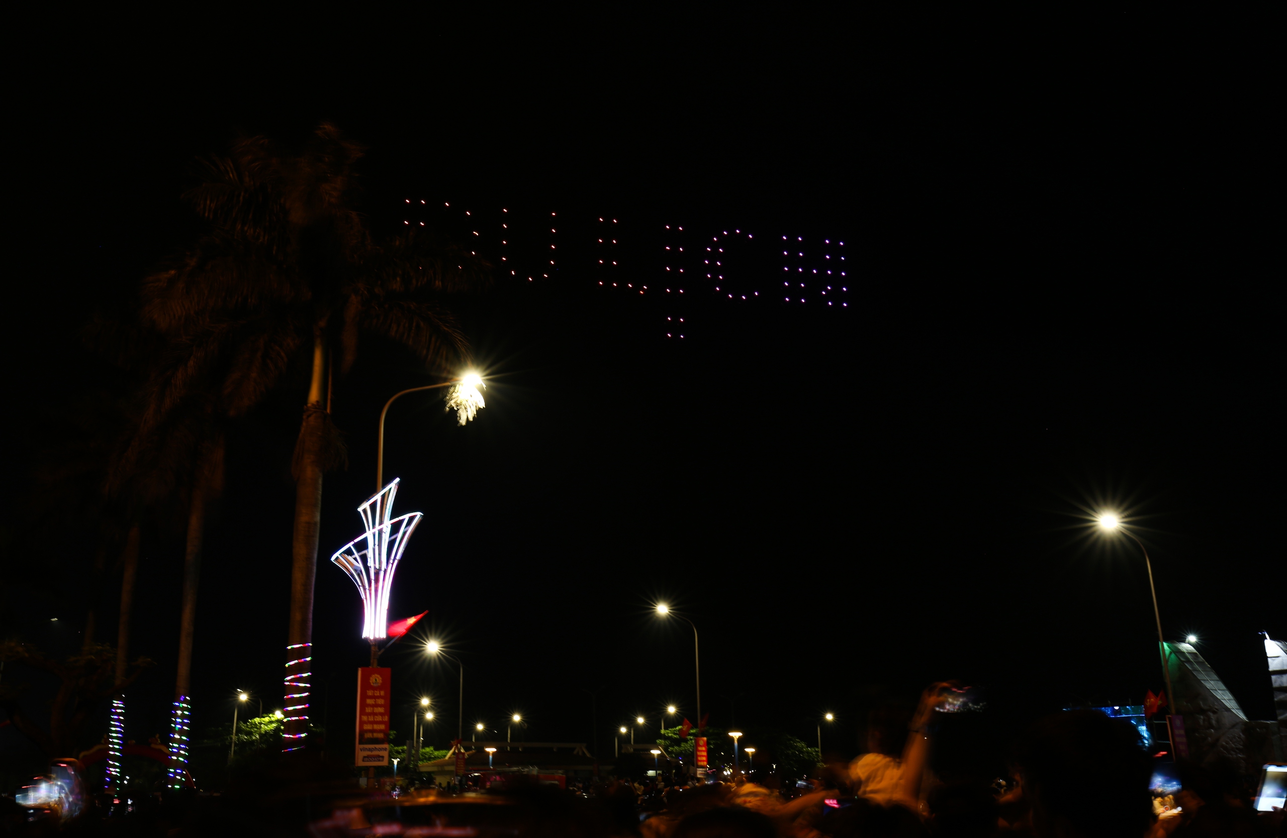 Mãn nhãn màn pháo hoa đêm khai mạc Lễ hội Du lịch Cửa Lò 2024- Ảnh 12. Mãn nhãn màn pháo hoa đêm khai mạc Lễ hội Du lịch Cửa Lò 2024- Ảnh 12.