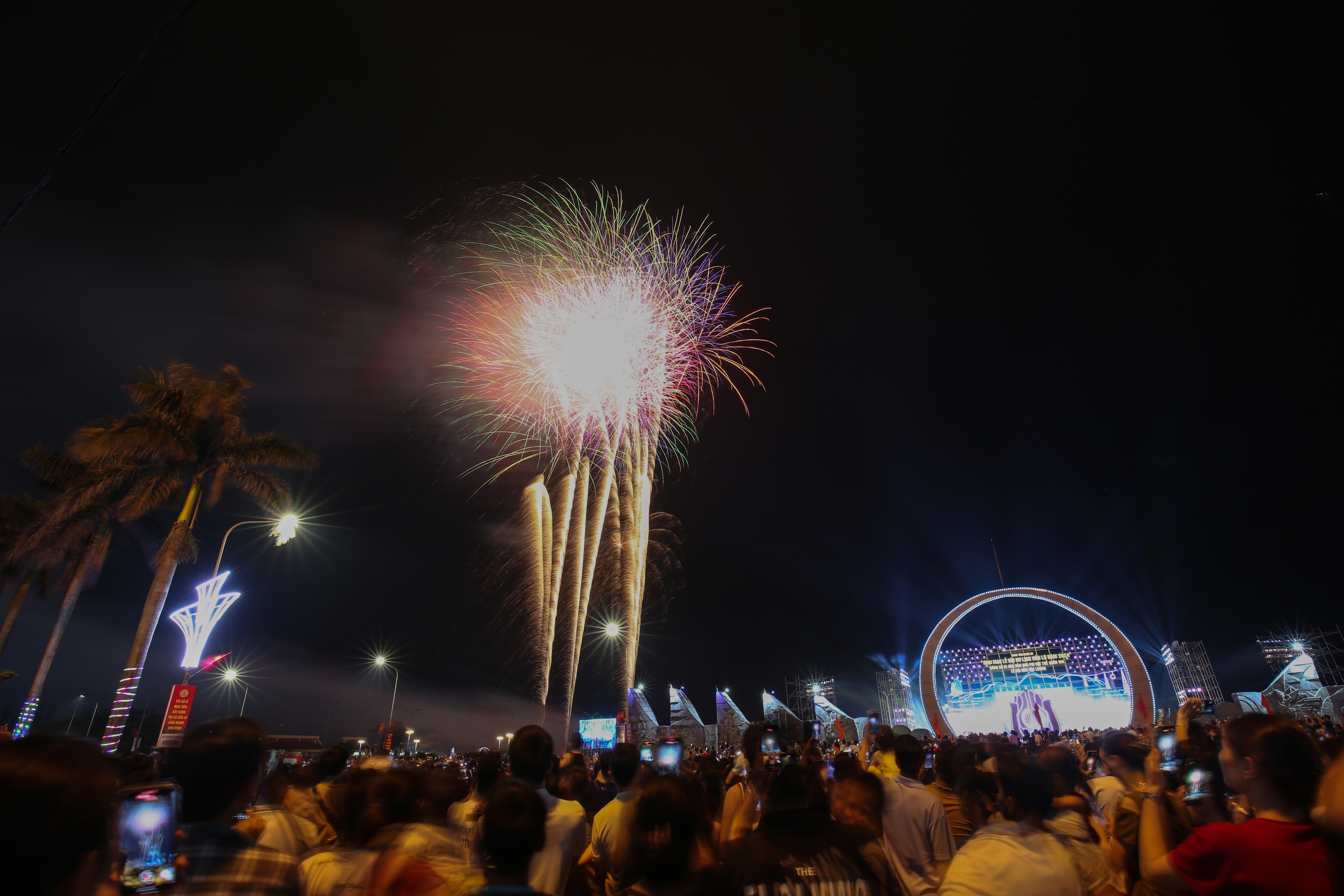 Mãn nhãn màn pháo hoa đêm khai mạc Lễ hội Du lịch Cửa Lò 2024- Ảnh 3. Mãn nhãn màn pháo hoa đêm khai mạc Lễ hội Du lịch Cửa Lò 2024- Ảnh 3.