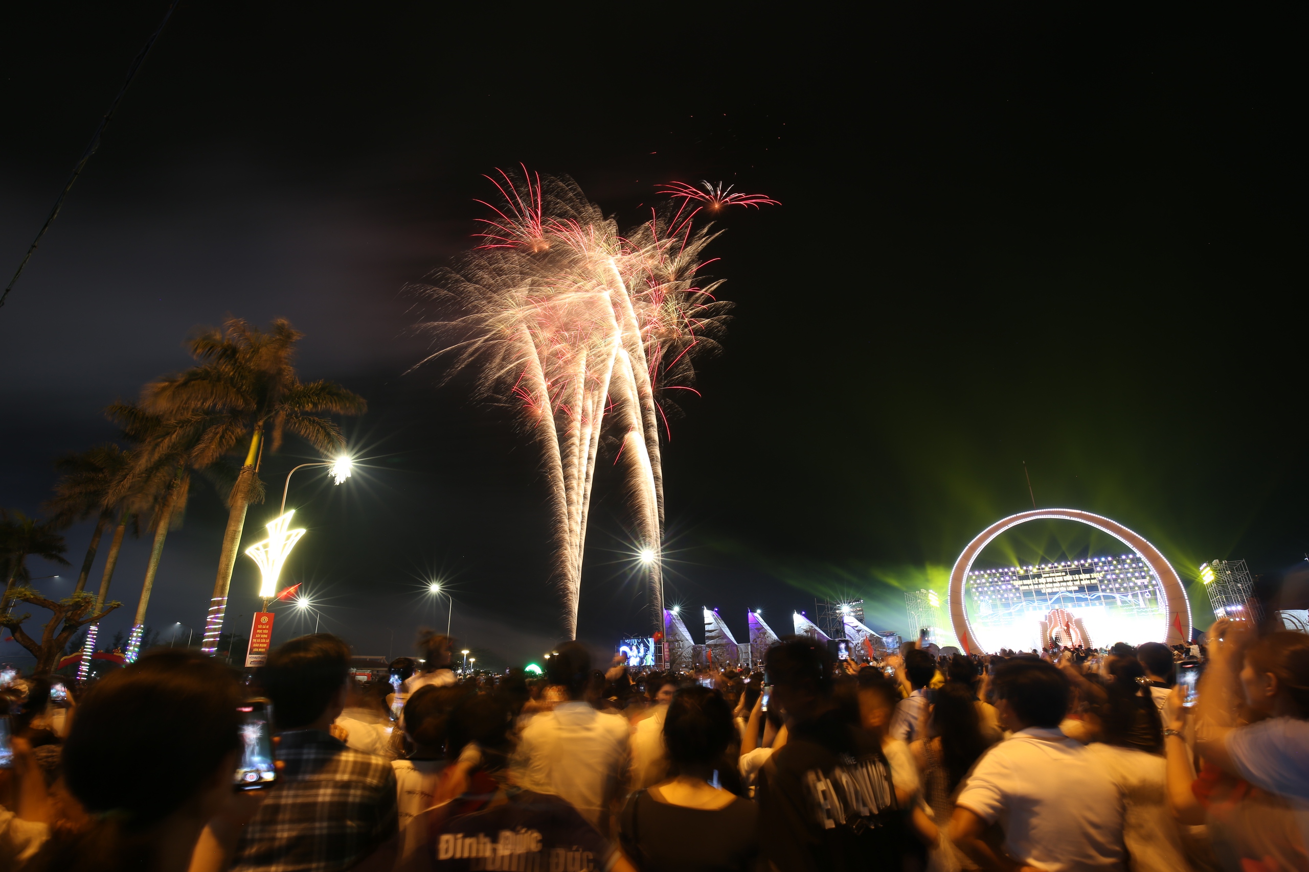 Mãn nhãn màn pháo hoa đêm khai mạc Lễ hội Du lịch Cửa Lò 2024- Ảnh 2. Mãn nhãn màn pháo hoa đêm khai mạc Lễ hội Du lịch Cửa Lò 2024- Ảnh 2.