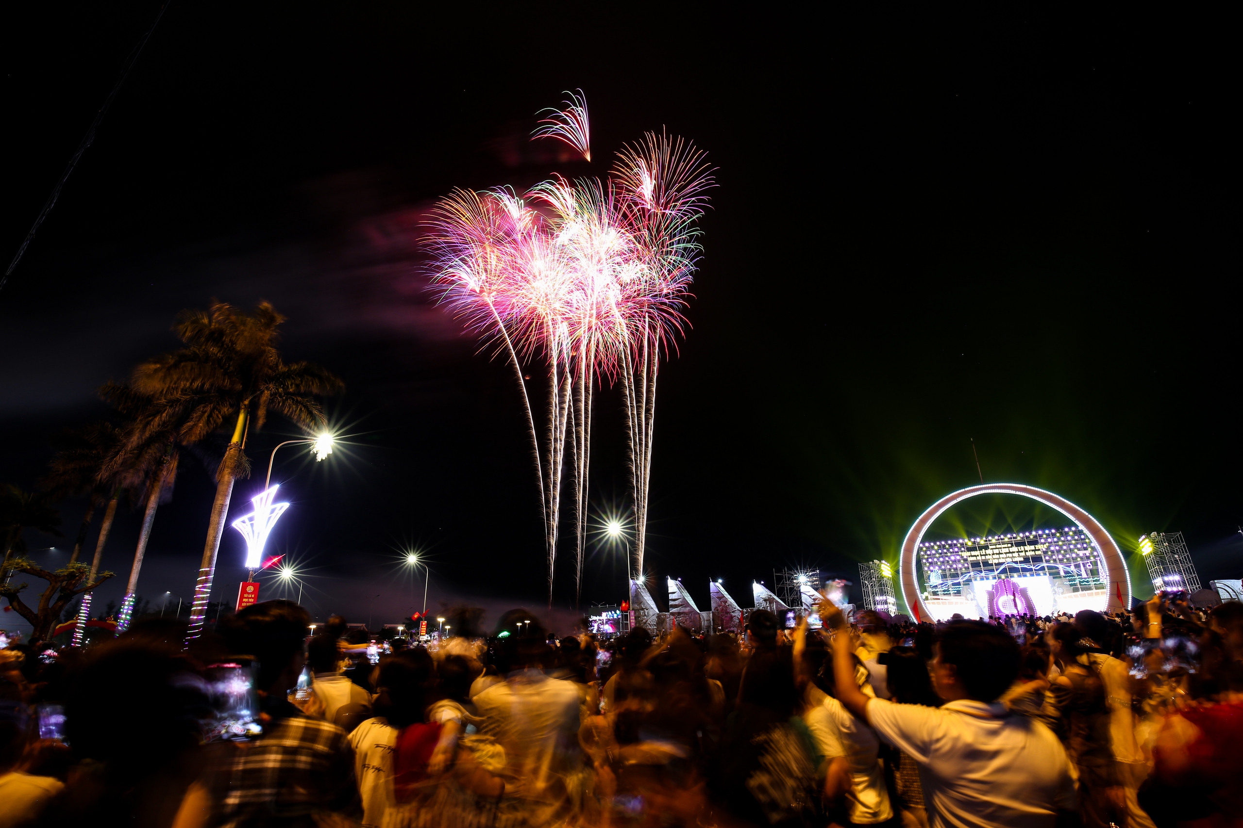 Mãn nhãn màn pháo hoa đêm khai mạc Lễ hội Du lịch Cửa Lò 2024- Ảnh 7. Mãn nhãn màn pháo hoa đêm khai mạc Lễ hội Du lịch Cửa Lò 2024- Ảnh 7.