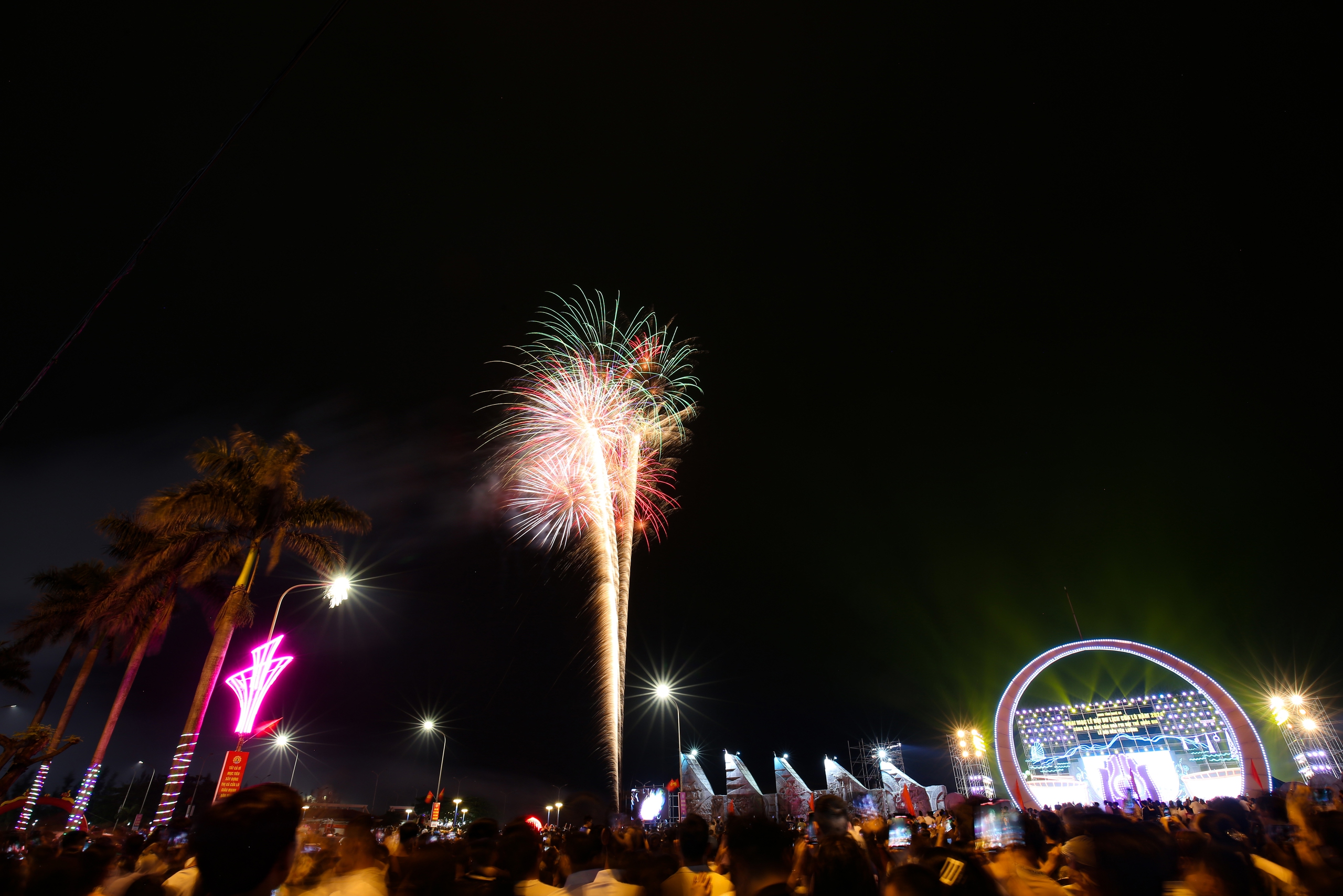 Mãn nhãn màn pháo hoa đêm khai mạc Lễ hội Du lịch Cửa Lò 2024- Ảnh 4. Mãn nhãn màn pháo hoa đêm khai mạc Lễ hội Du lịch Cửa Lò 2024- Ảnh 4.
