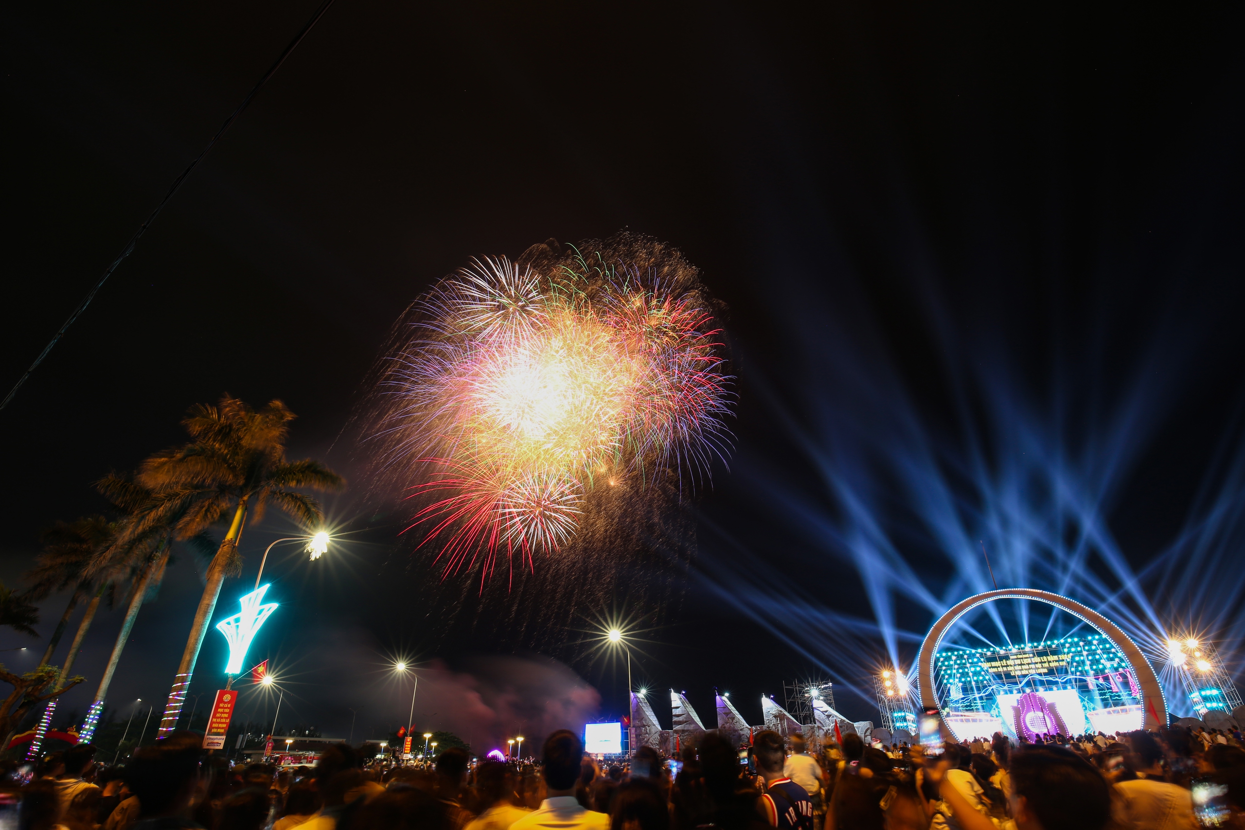 Mãn nhãn màn pháo hoa đêm khai mạc Lễ hội Du lịch Cửa Lò 2024- Ảnh 11. Mãn nhãn màn pháo hoa đêm khai mạc Lễ hội Du lịch Cửa Lò 2024- Ảnh 11.