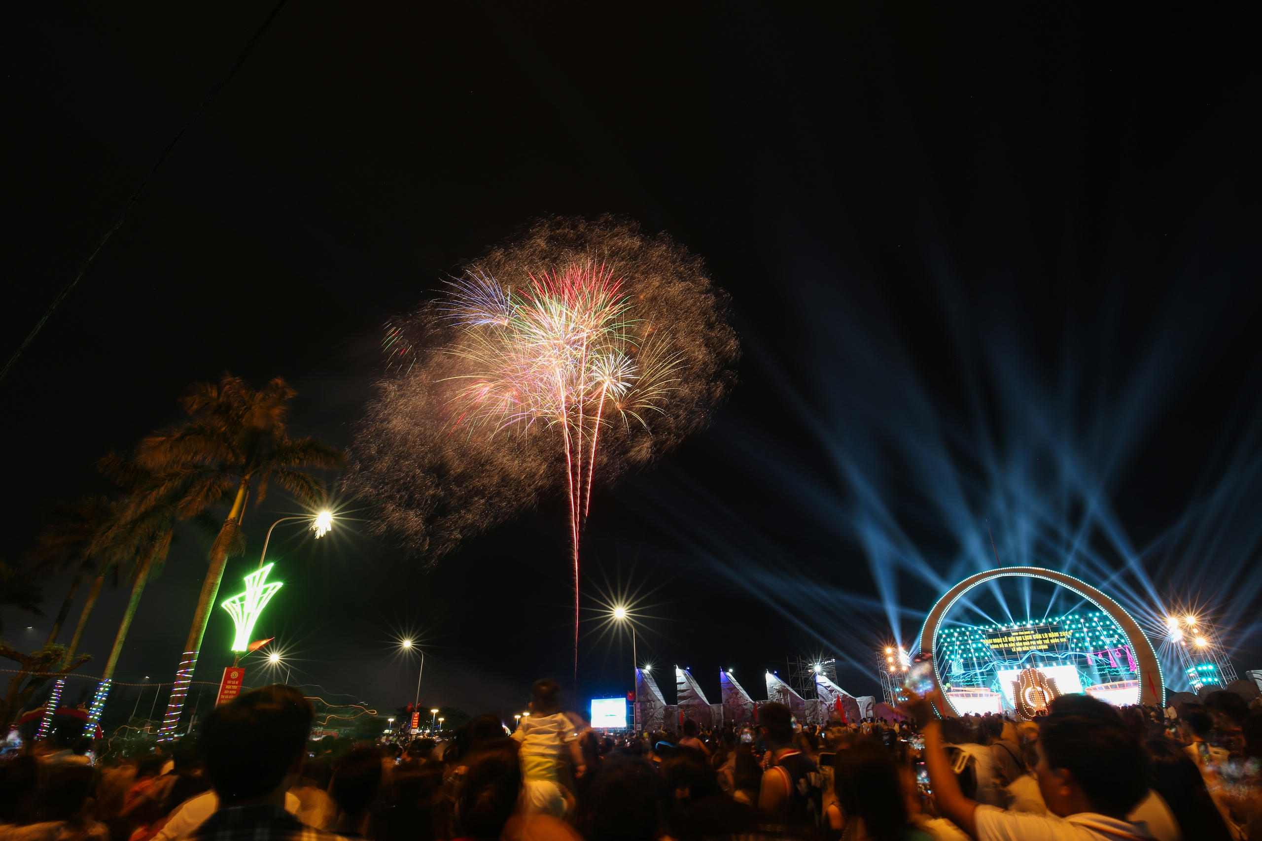 Mãn nhãn màn pháo hoa đêm khai mạc Lễ hội Du lịch Cửa Lò 2024- Ảnh 10. Mãn nhãn màn pháo hoa đêm khai mạc Lễ hội Du lịch Cửa Lò 2024- Ảnh 10.