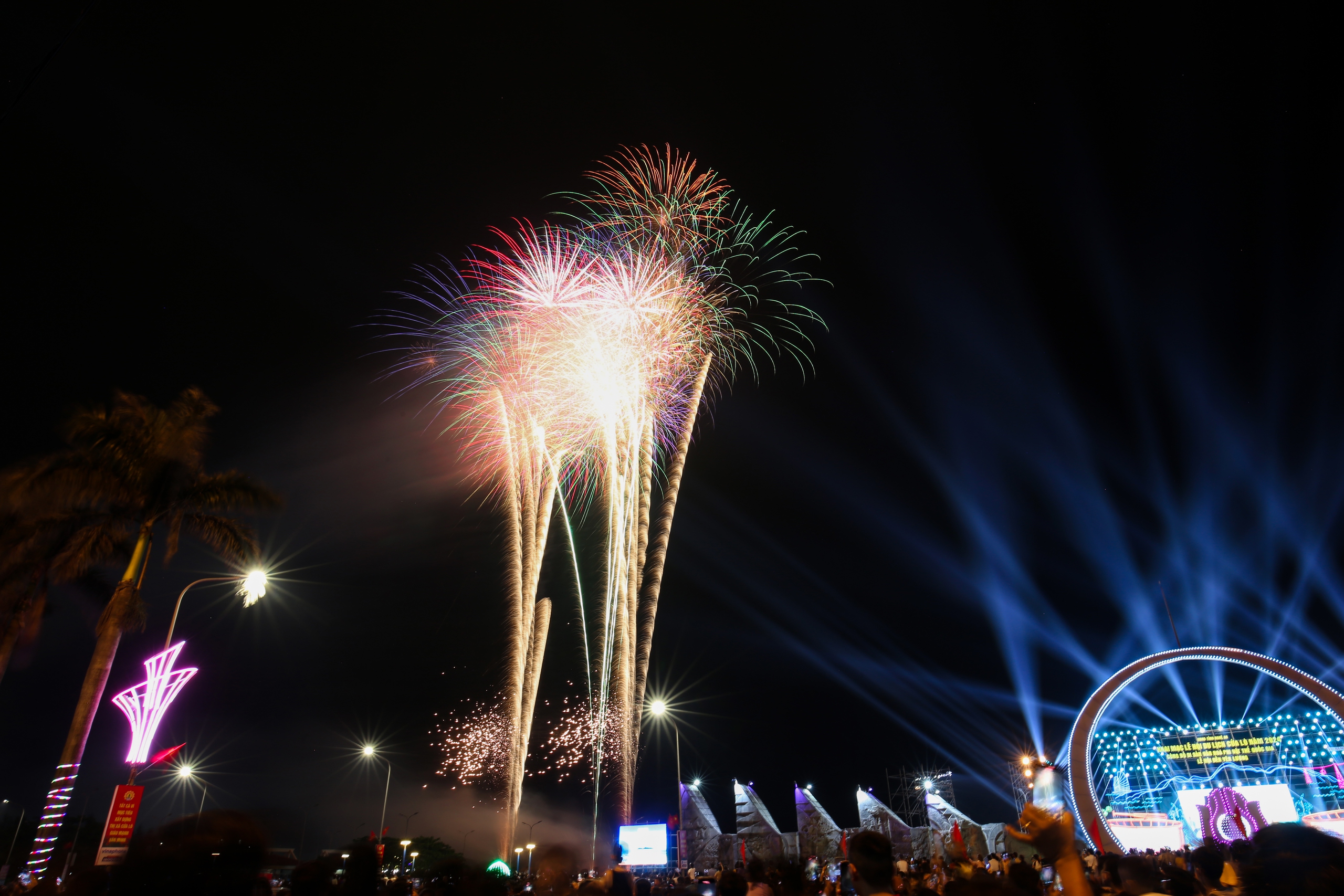 Mãn nhãn màn pháo hoa đêm khai mạc Lễ hội Du lịch Cửa Lò 2024- Ảnh 9. Mãn nhãn màn pháo hoa đêm khai mạc Lễ hội Du lịch Cửa Lò 2024- Ảnh 9.