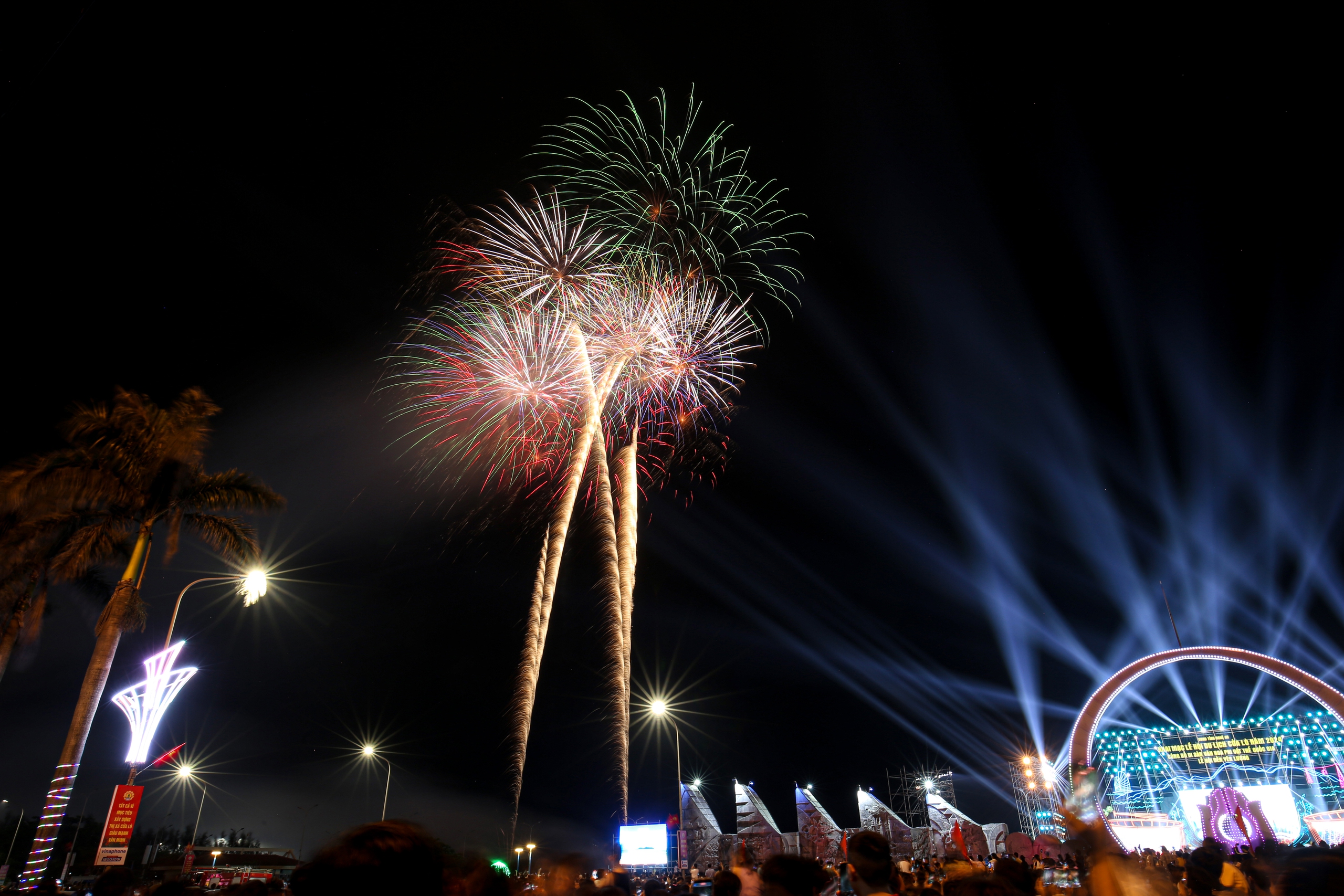 Mãn nhãn màn pháo hoa đêm khai mạc Lễ hội Du lịch Cửa Lò 2024- Ảnh 6. Mãn nhãn màn pháo hoa đêm khai mạc Lễ hội Du lịch Cửa Lò 2024- Ảnh 6.