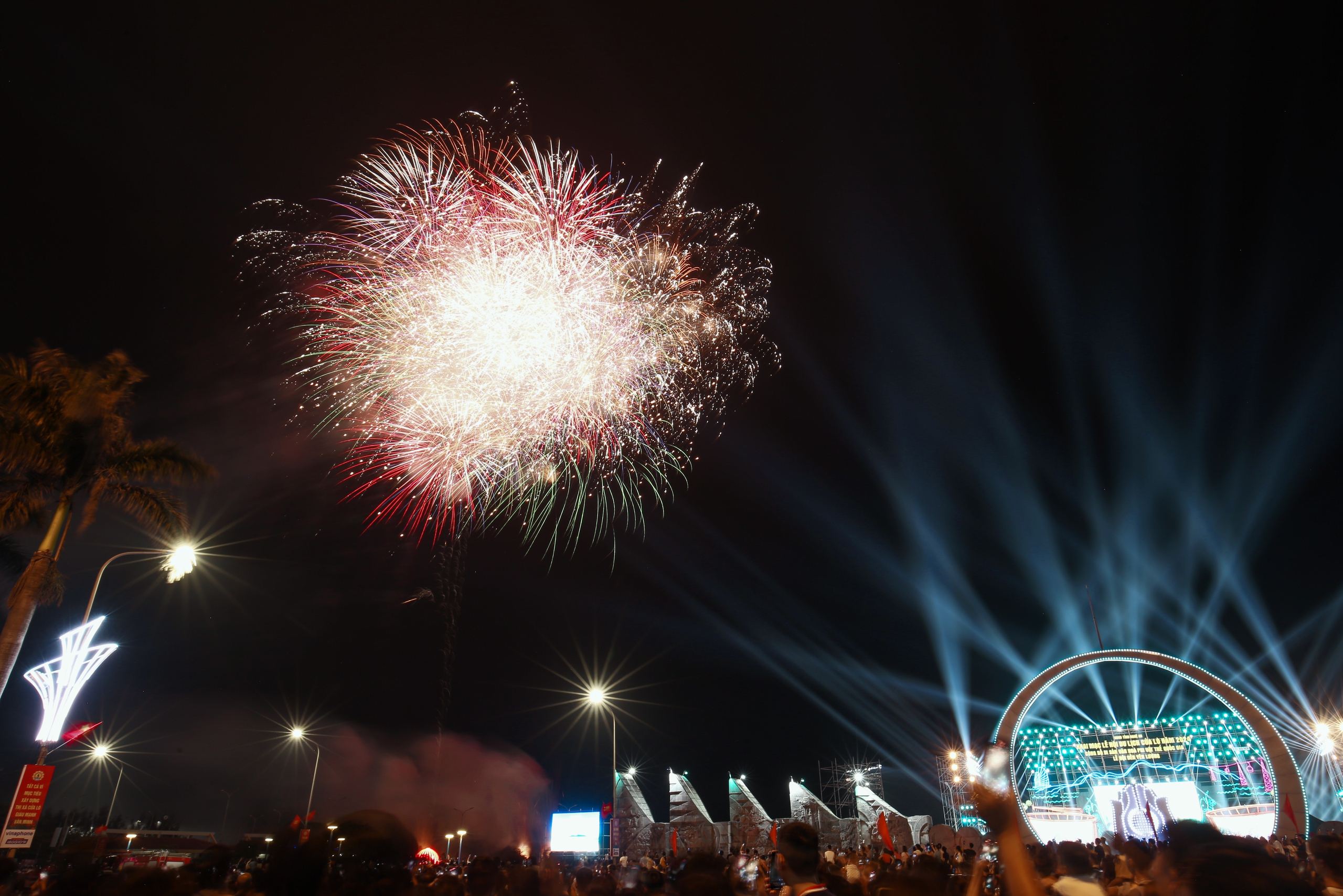 Mãn nhãn màn pháo hoa đêm khai mạc Lễ hội Du lịch Cửa Lò 2024- Ảnh 8. Mãn nhãn màn pháo hoa đêm khai mạc Lễ hội Du lịch Cửa Lò 2024- Ảnh 8.