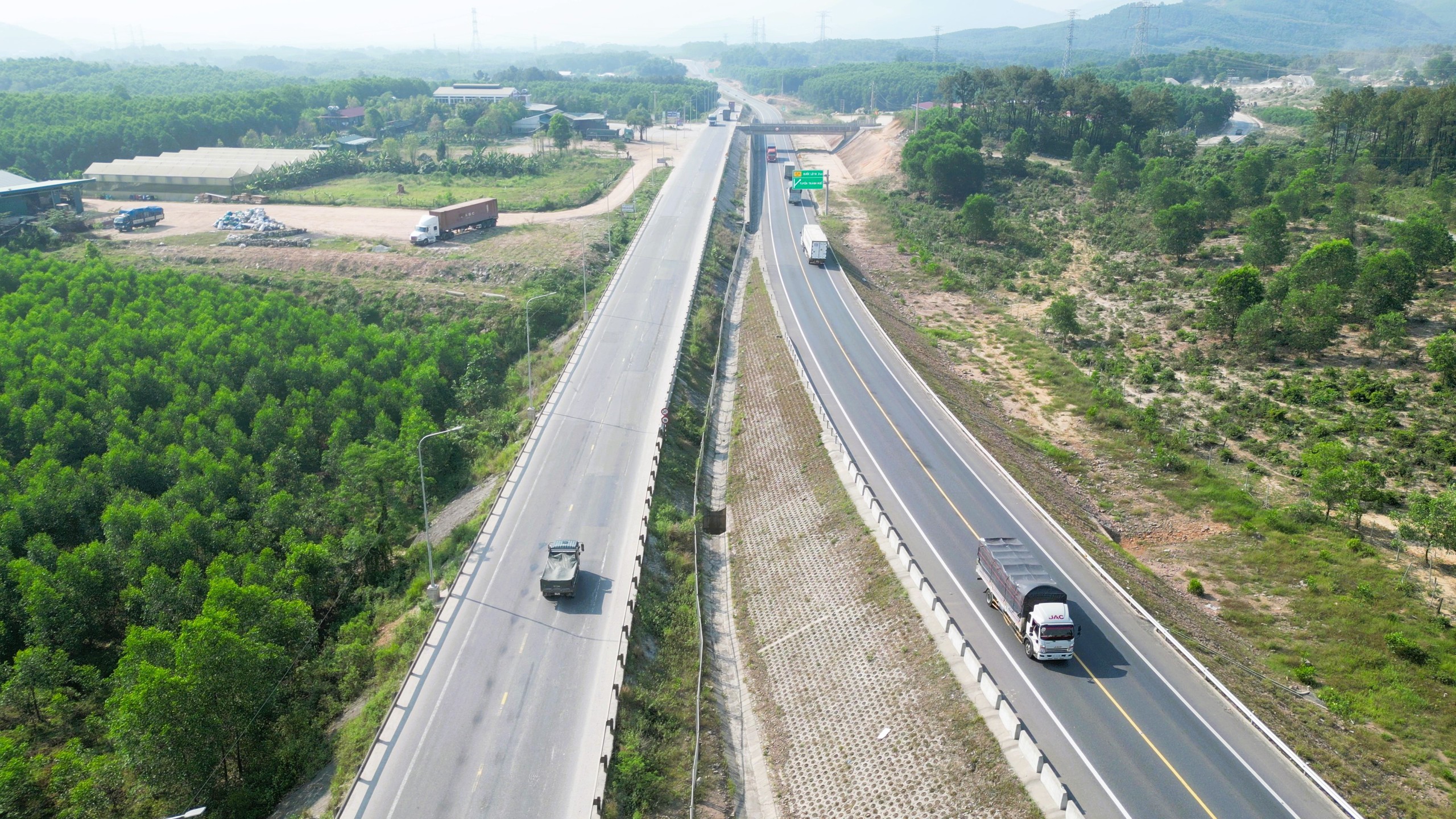 Sắp c&oacute; 2 trạm dừng nghỉ tạm tr&ecirc;n tuyến cao tốc Cam Lộ - La Sơn- Ảnh 1.
