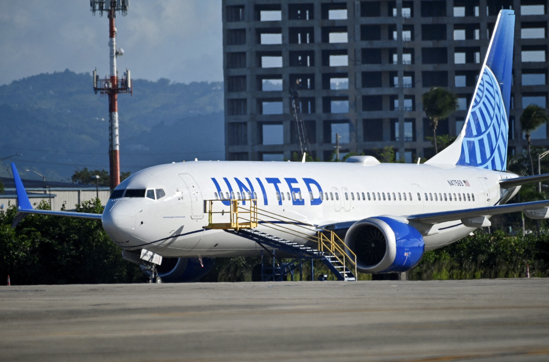 United Airlines thiệt hại 200 triệu USD v&igrave; h&agrave;ng loạt Boeing 737 MAX "đắp chiếu"- Ảnh 1.