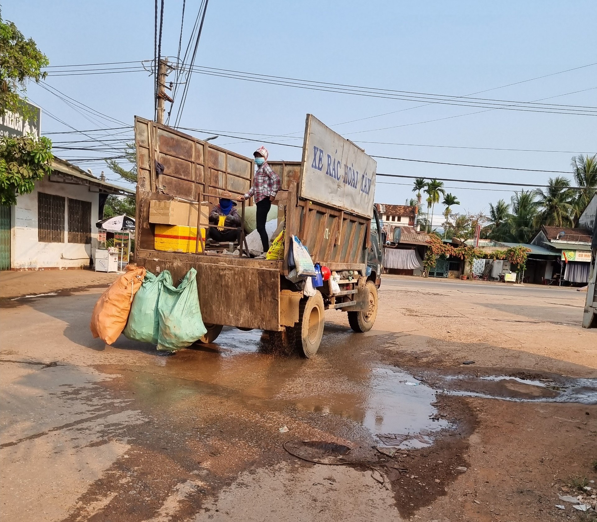 B&igrave;nh Định: Xe chở r&aacute;c hết đăng kiểm, cơi nới vẫn v&ocirc; tư hoạt động- Ảnh 1.