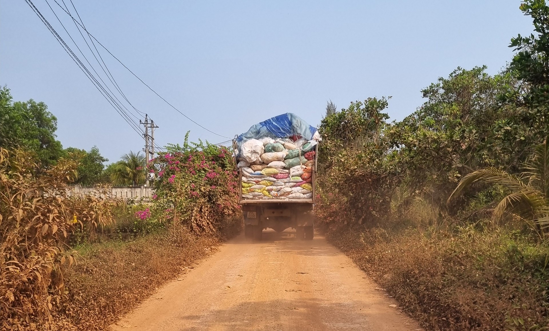 B&igrave;nh Định: Xe chở r&aacute;c hết đăng kiểm, cơi nới vẫn v&ocirc; tư hoạt động- Ảnh 2.