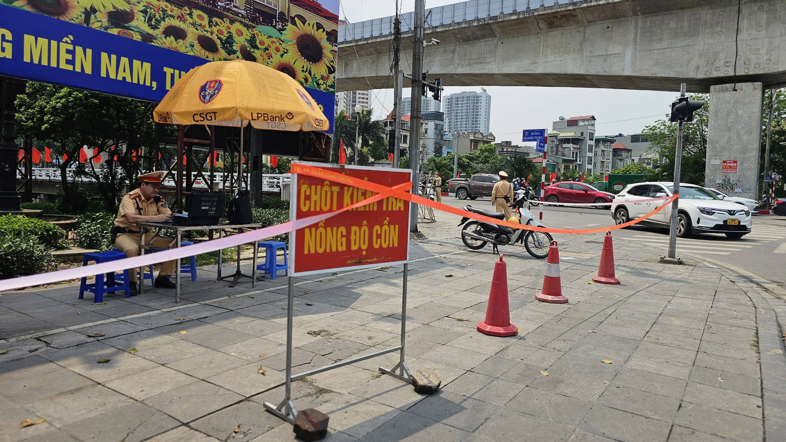 CSGT xử l&yacute; nồng độ cồn, t&agrave;i xế l&agrave;m điều bất ngờ tại chốt- Ảnh 1.