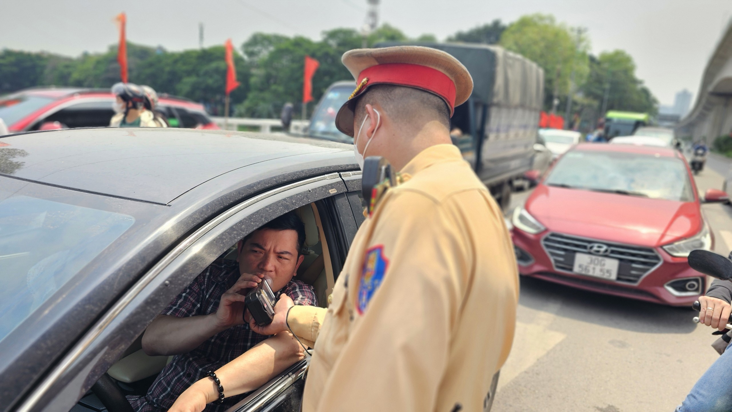 CSGT xử l&yacute; nồng độ cồn, t&agrave;i xế l&agrave;m điều bất ngờ tại chốt- Ảnh 14.