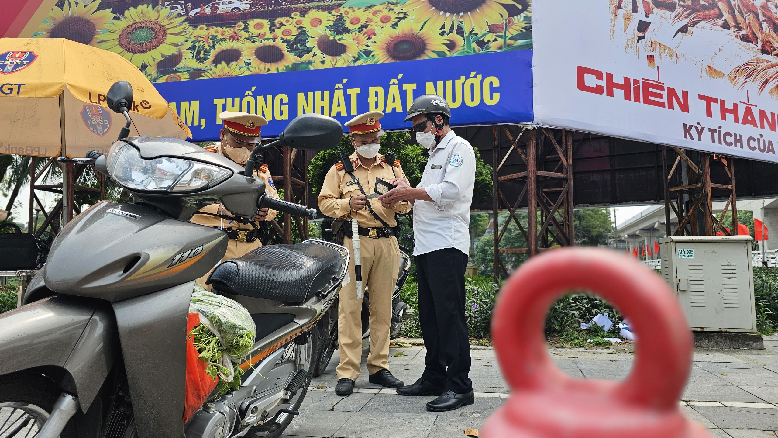 CSGT xử l&yacute; nồng độ cồn, t&agrave;i xế l&agrave;m điều bất ngờ tại chốt- Ảnh 4.