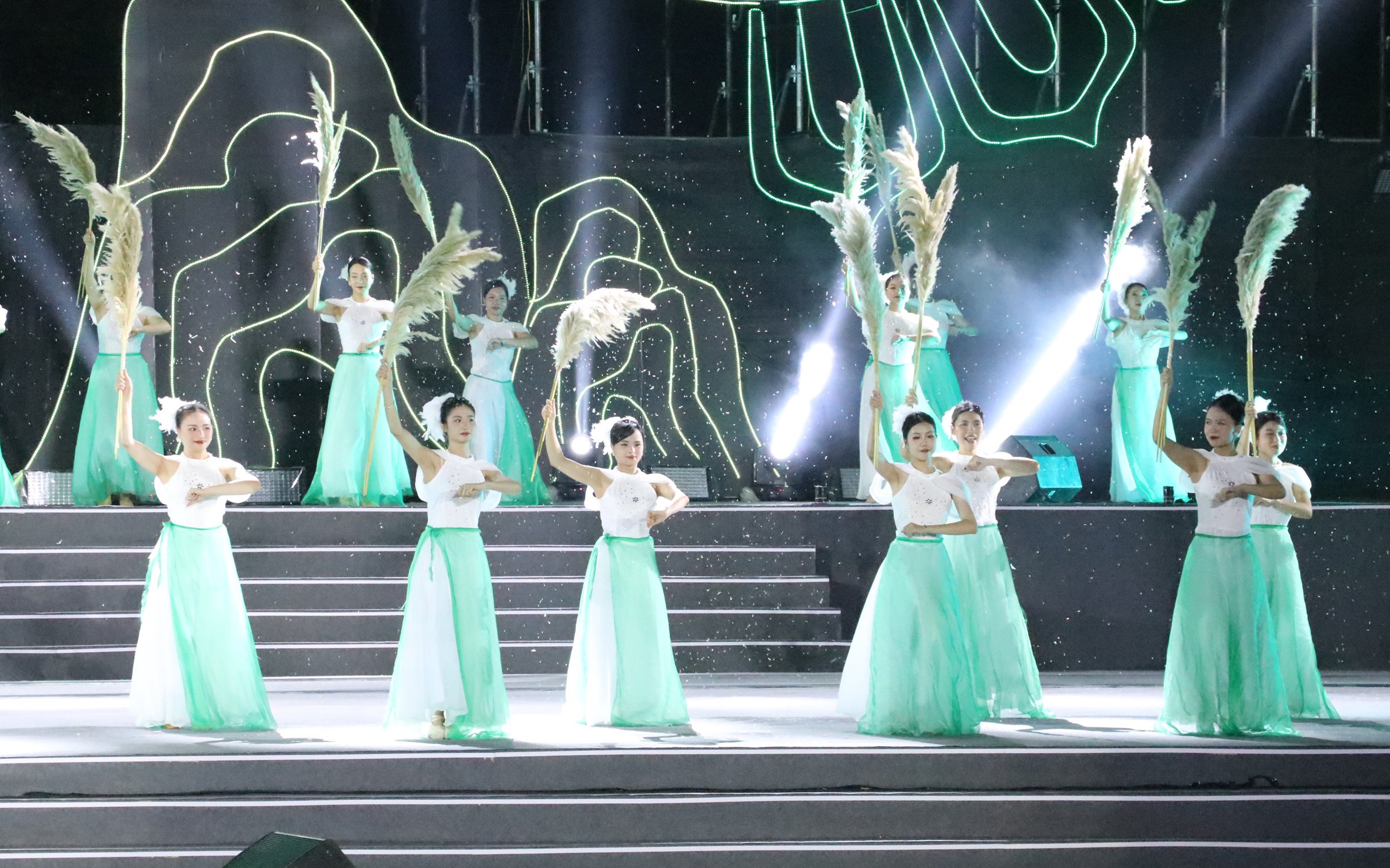 Ngh&igrave;n người chen ch&acirc;n ở lễ hội Hoa Lư, kỷ niệm 1.100 năm ng&agrave;y sinh Đinh Ti&ecirc;n Ho&agrave;ng Đế- Ảnh 8.