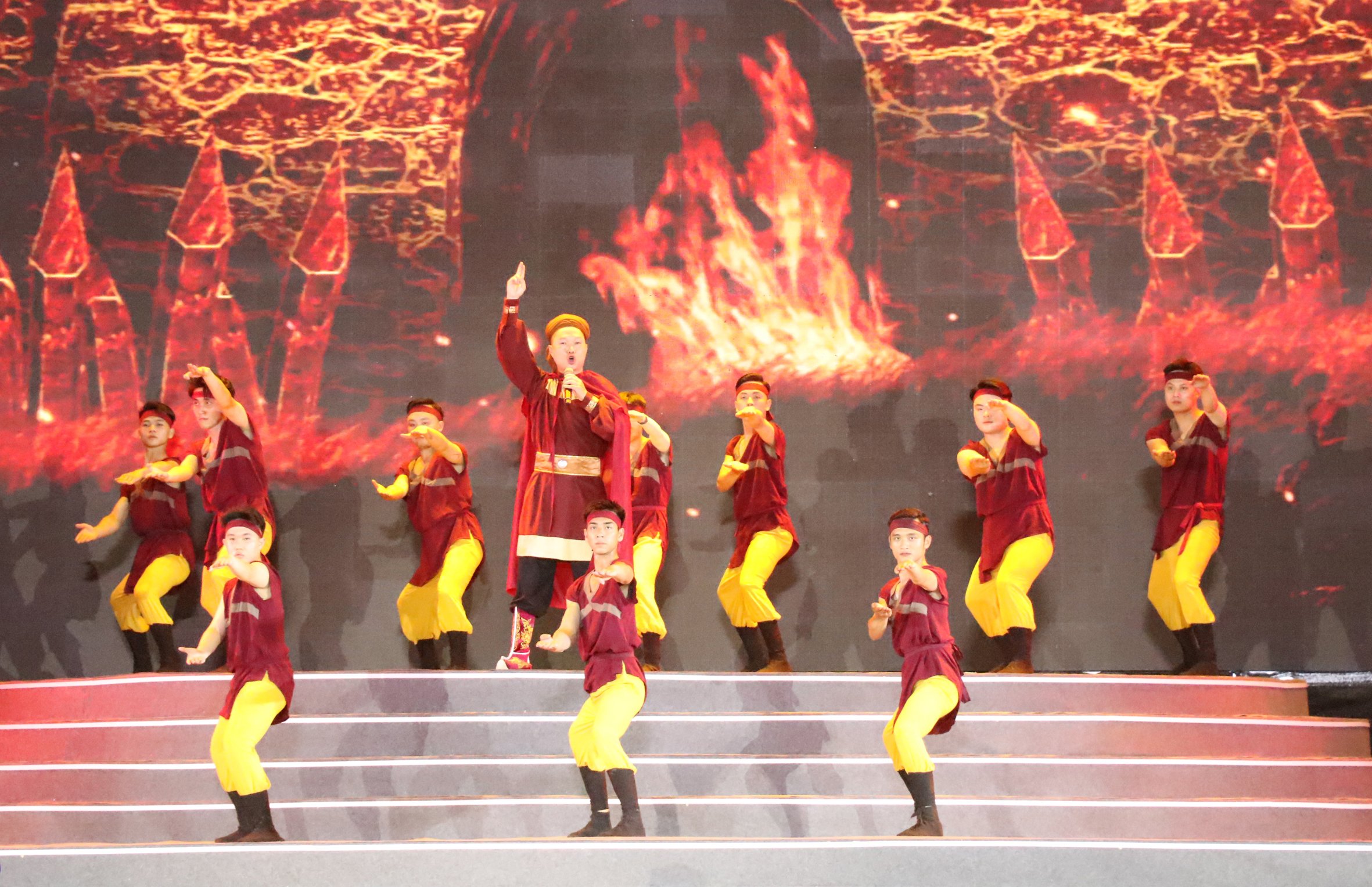 Ngh&igrave;n người chen ch&acirc;n ở lễ hội Hoa Lư, kỷ niệm 1.100 năm ng&agrave;y sinh Đinh Ti&ecirc;n Ho&agrave;ng Đế- Ảnh 9.