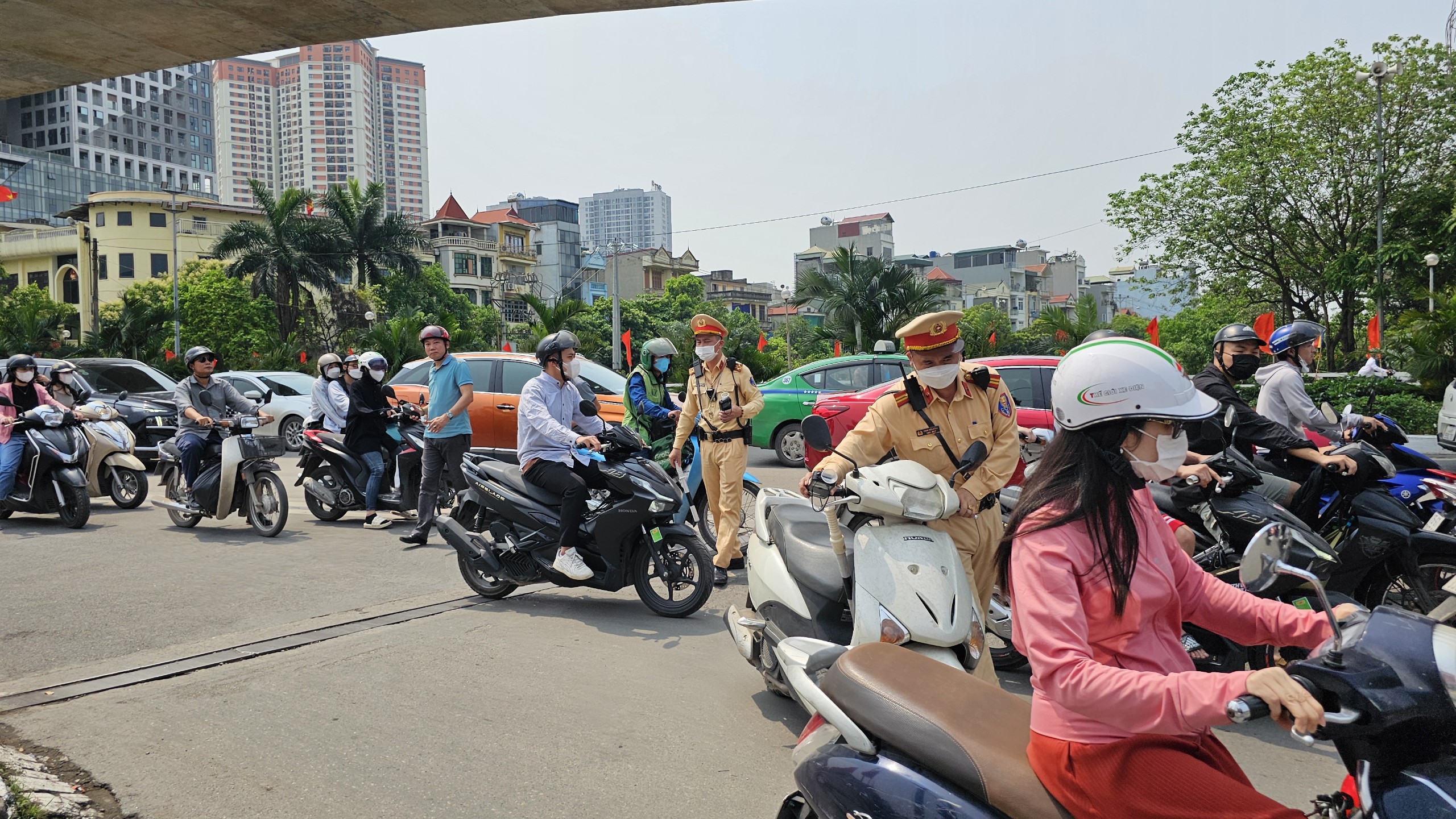 CSGT xử l&yacute; nồng độ cồn, t&agrave;i xế l&agrave;m điều bất ngờ tại chốt- Ảnh 12.