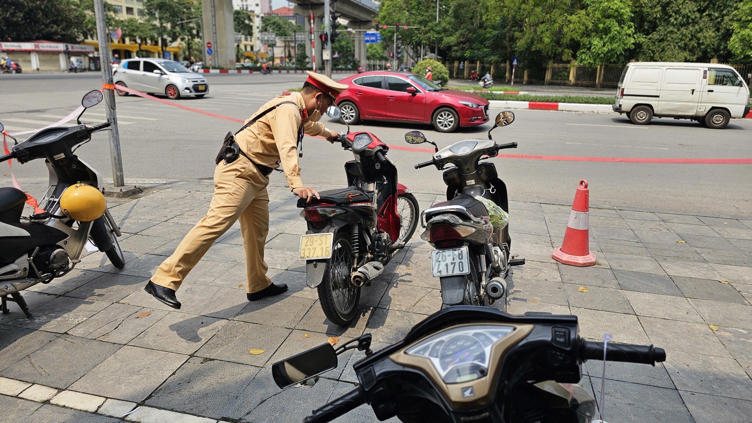 CSGT xử l&yacute; nồng độ cồn, t&agrave;i xế l&agrave;m điều bất ngờ tại chốt- Ảnh 13.