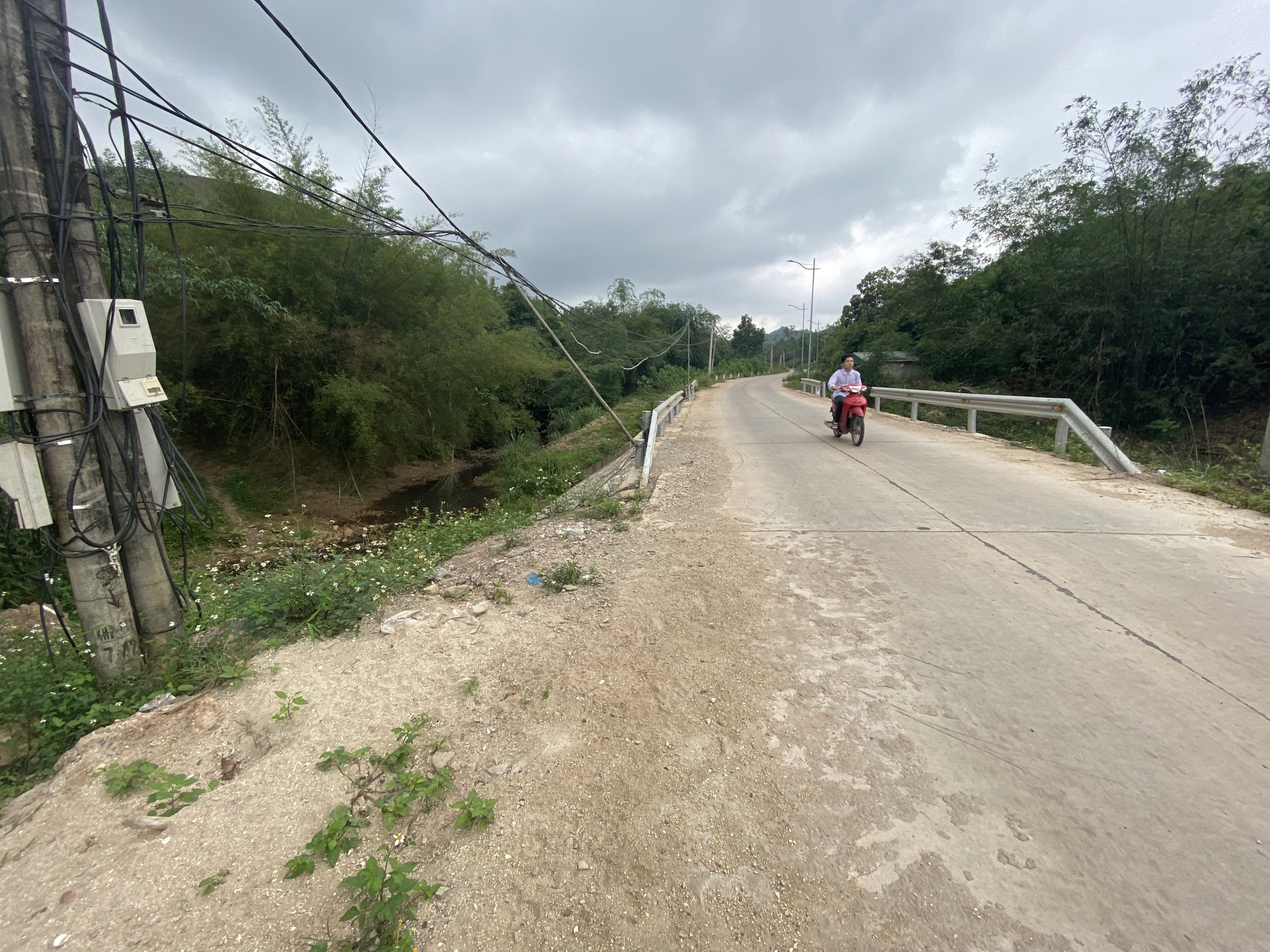 Quảng Ninh: Đường li&ecirc;n x&atilde; trăm tỷ vừa ho&agrave;n th&agrave;nh đ&atilde; lộ bất cập- Ảnh 3.