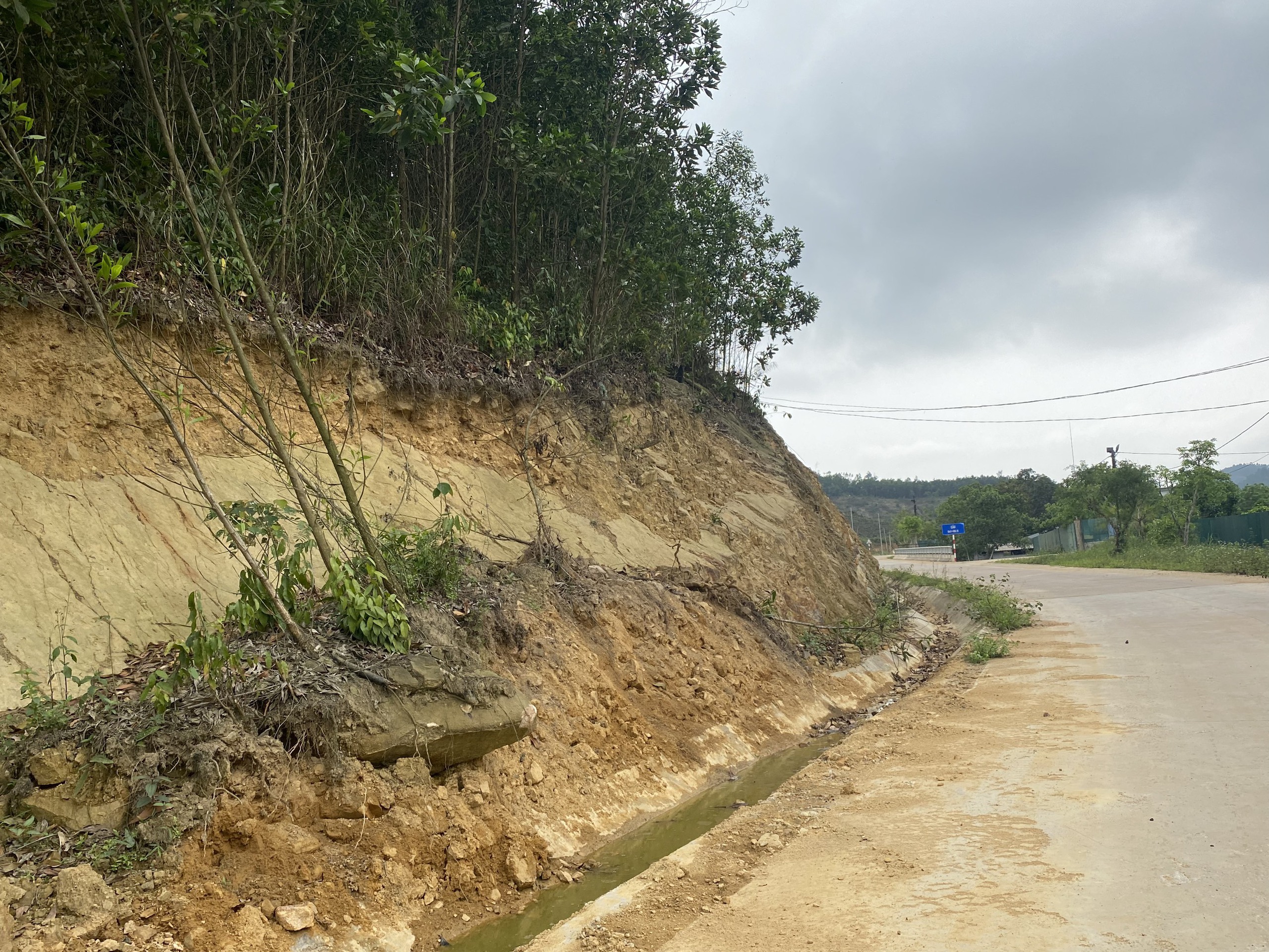 Quảng Ninh: Đường li&ecirc;n x&atilde; trăm tỷ vừa ho&agrave;n th&agrave;nh đ&atilde; lộ bất cập- Ảnh 2.