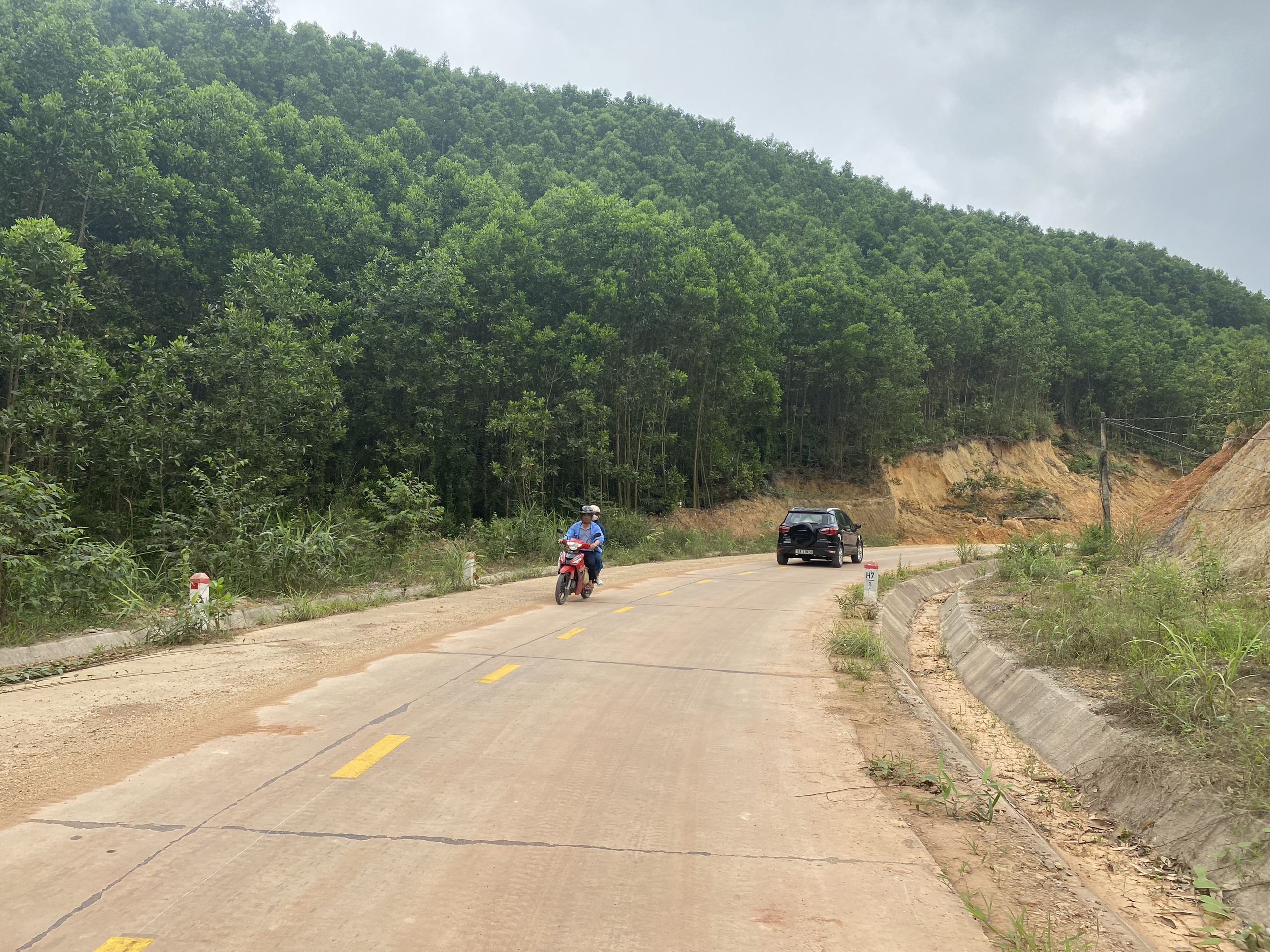 Quảng Ninh: Đường li&ecirc;n x&atilde; trăm tỷ vừa ho&agrave;n th&agrave;nh đ&atilde; lộ bất cập- Ảnh 4.