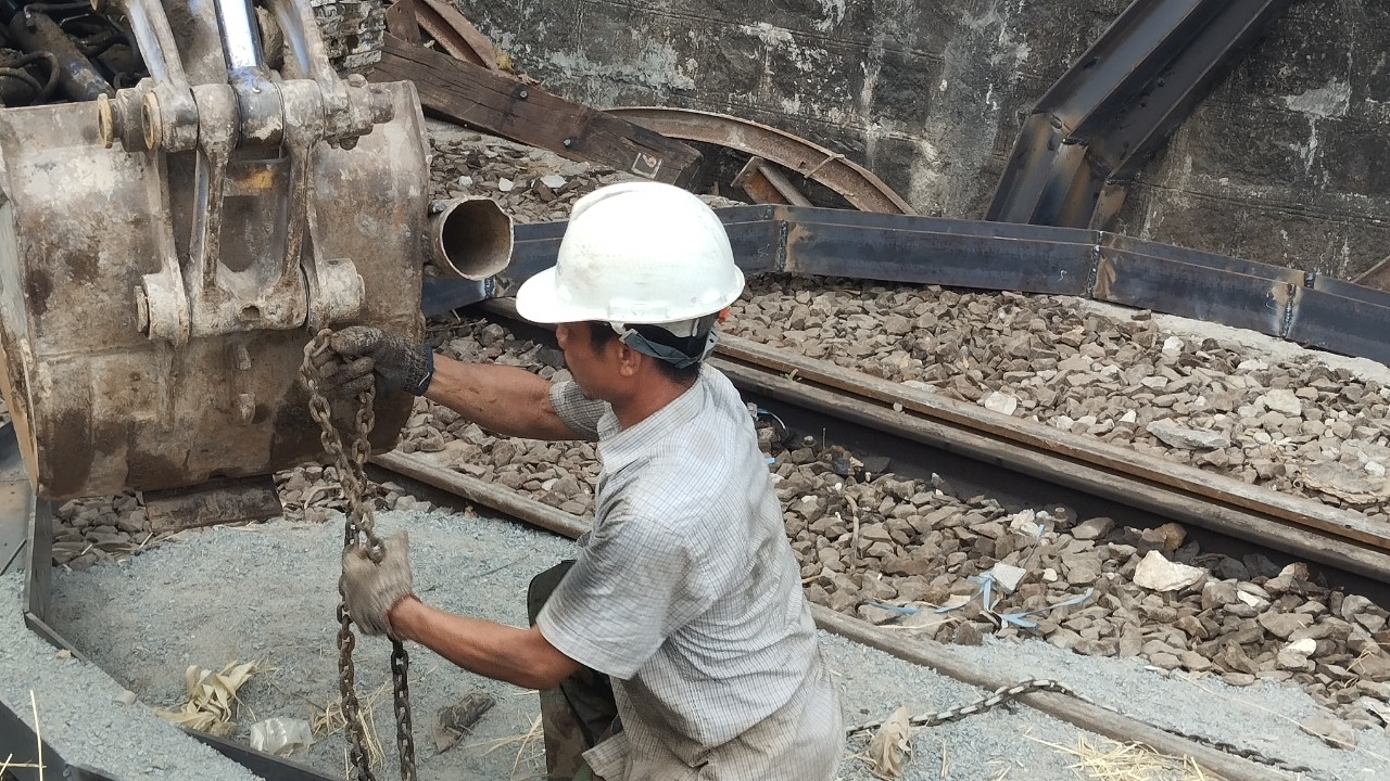 G&aacute;c nghỉ lễ, h&agrave;ng trăm c&ocirc;ng nh&acirc;n hối hả xử l&yacute; sạt lở, th&ocirc;ng hầm đường sắt- Ảnh 7.