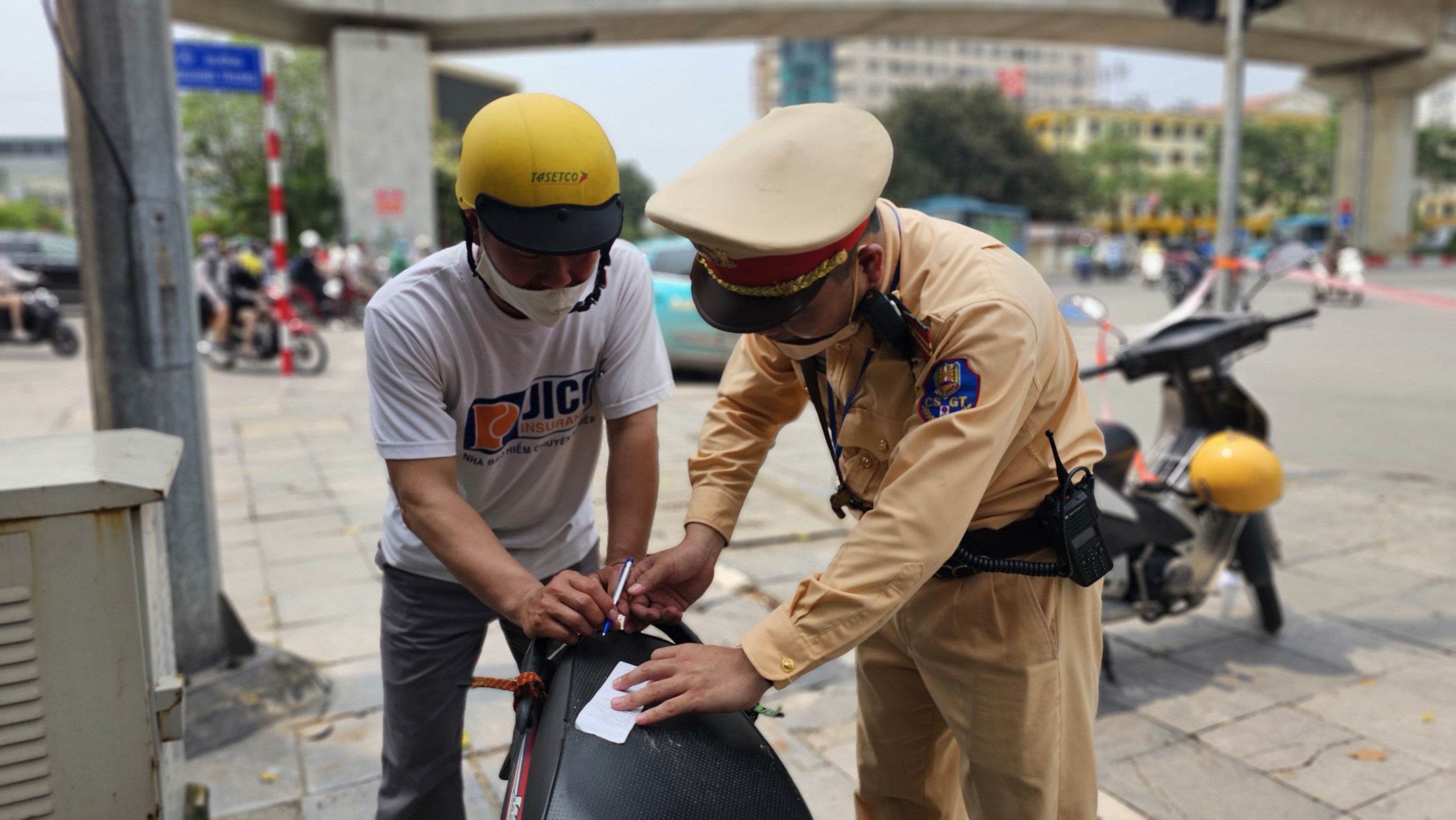 CSGT xử l&yacute; nồng độ cồn, t&agrave;i xế l&agrave;m điều bất ngờ tại chốt- Ảnh 7.