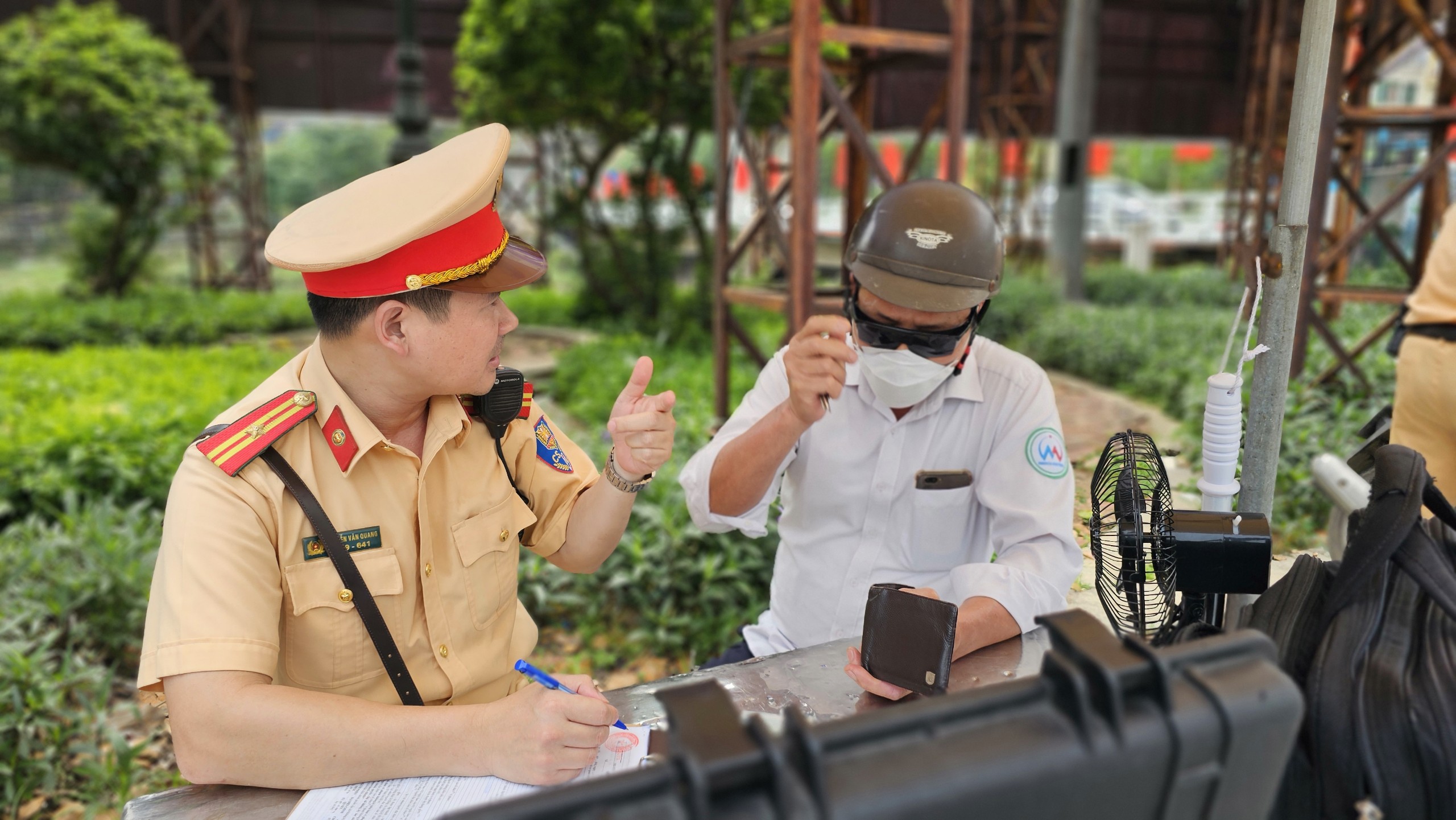 CSGT xử l&yacute; nồng độ cồn, t&agrave;i xế l&agrave;m điều bất ngờ tại chốt- Ảnh 5.