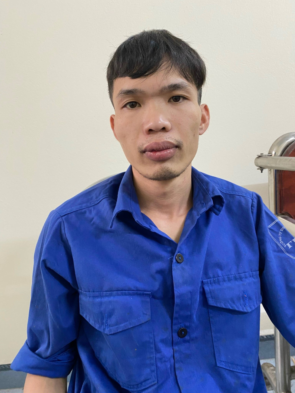 Bắt 2 đối tượng d&ugrave;ng kiếm truy s&aacute;t người đi đường rồi lấy xe m&aacute;y- Ảnh 2.