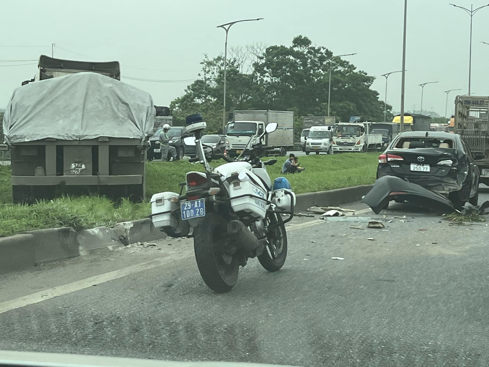 Xe đầu k&eacute;o vắt ch&eacute;o dải ph&acirc;n c&aacute;ch sau tai nạn, cao tốc H&agrave; Nội - Lạng Sơn &ugrave;n tắc k&eacute;o d&agrave;i- Ảnh 2.