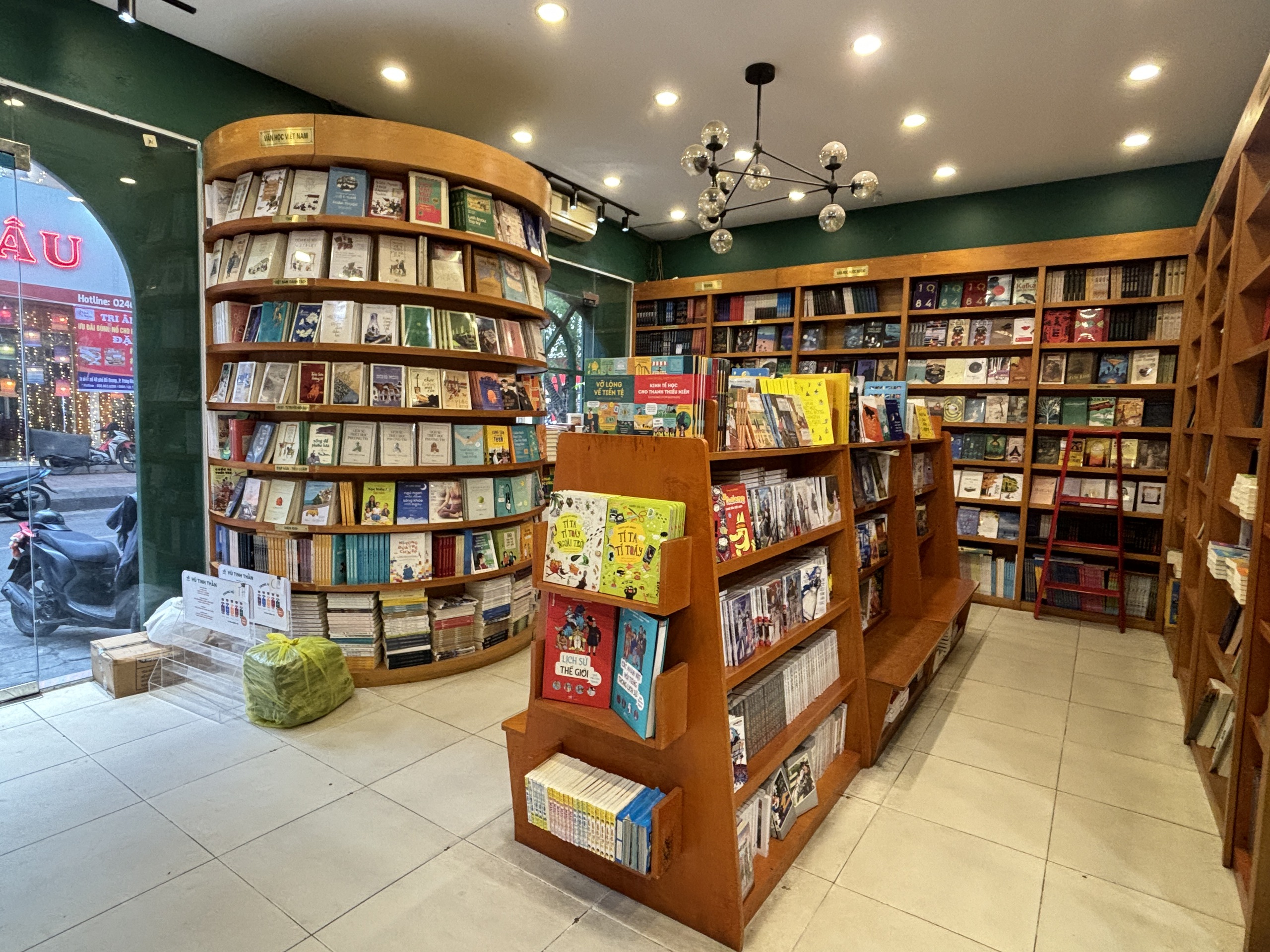 Nh&agrave; s&aacute;ch Nh&atilde; Nam vắng kh&aacute;ch sau l&ugrave;m x&ugrave;m của tổng gi&aacute;m đốc th&acirc;n mật nh&acirc;n vi&ecirc;n nữ- Ảnh 8.