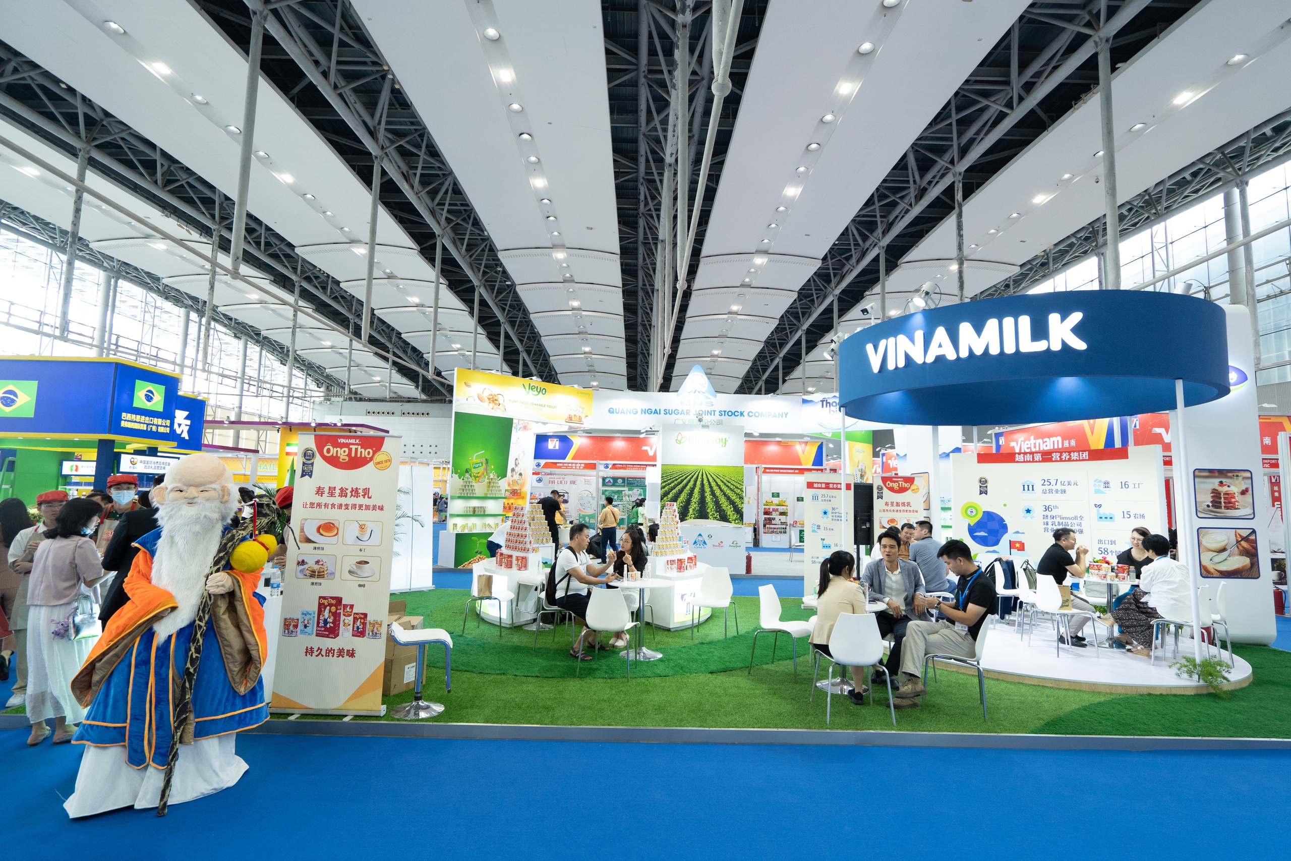 Vinamilk li&ecirc;n tiếp xuất hiện tại nhiều hội chợ quốc tế lớn ở c&aacute;c thị trường chủ lực như Dubal, Trung Quốc,&hellip;