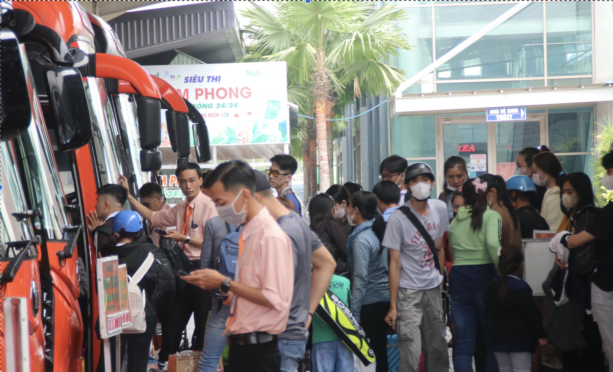 Quy định mới về quản lý vận tải hành khách bằng xe ô tô- Ảnh 2. Quy định mới về quản lý vận tải hành khách bằng xe ô tô- Ảnh 2.