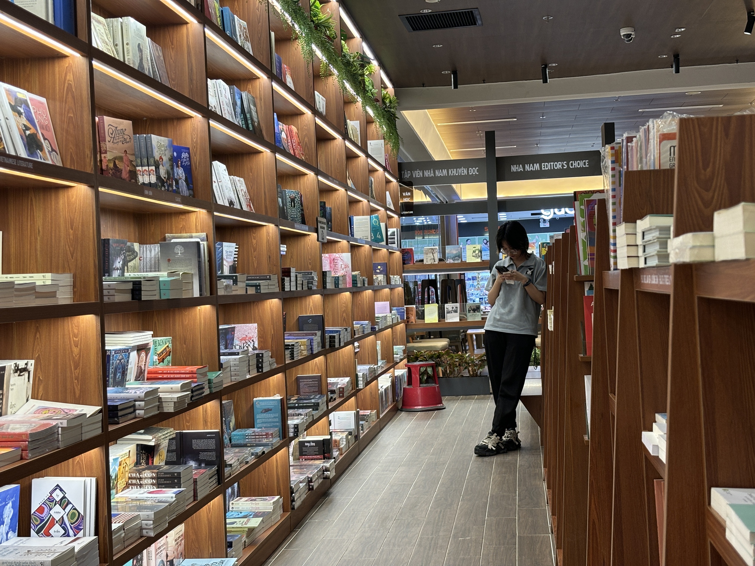 Nh&agrave; s&aacute;ch Nh&atilde; Nam vắng kh&aacute;ch sau l&ugrave;m x&ugrave;m của tổng gi&aacute;m đốc th&acirc;n mật nh&acirc;n vi&ecirc;n nữ- Ảnh 2.