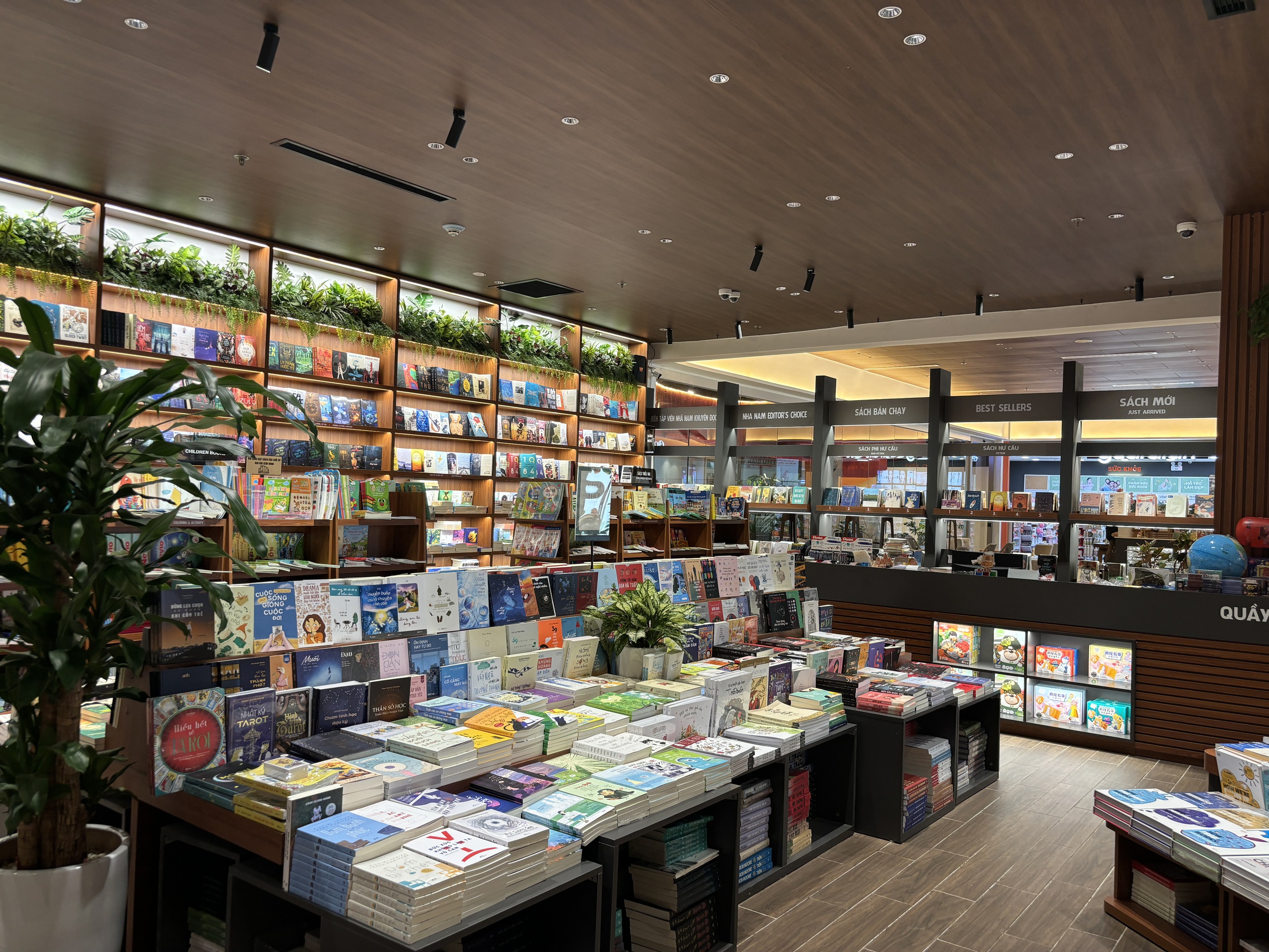 Nh&agrave; s&aacute;ch Nh&atilde; Nam vắng kh&aacute;ch sau l&ugrave;m x&ugrave;m của tổng gi&aacute;m đốc th&acirc;n mật nh&acirc;n vi&ecirc;n nữ- Ảnh 3.