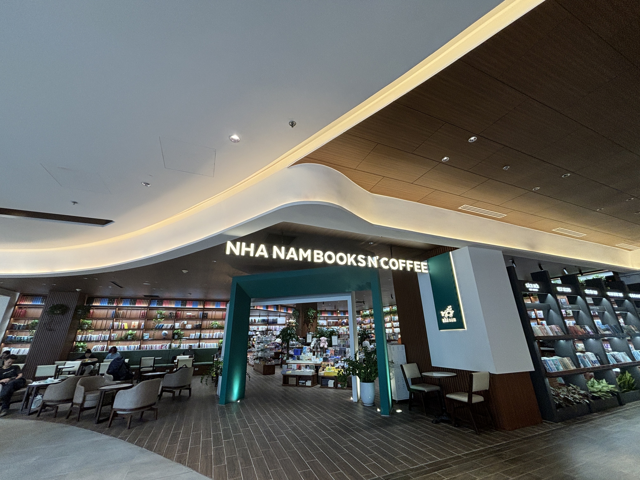 Nh&agrave; s&aacute;ch Nh&atilde; Nam vắng kh&aacute;ch sau l&ugrave;m x&ugrave;m của tổng gi&aacute;m đốc th&acirc;n mật nh&acirc;n vi&ecirc;n nữ- Ảnh 1.