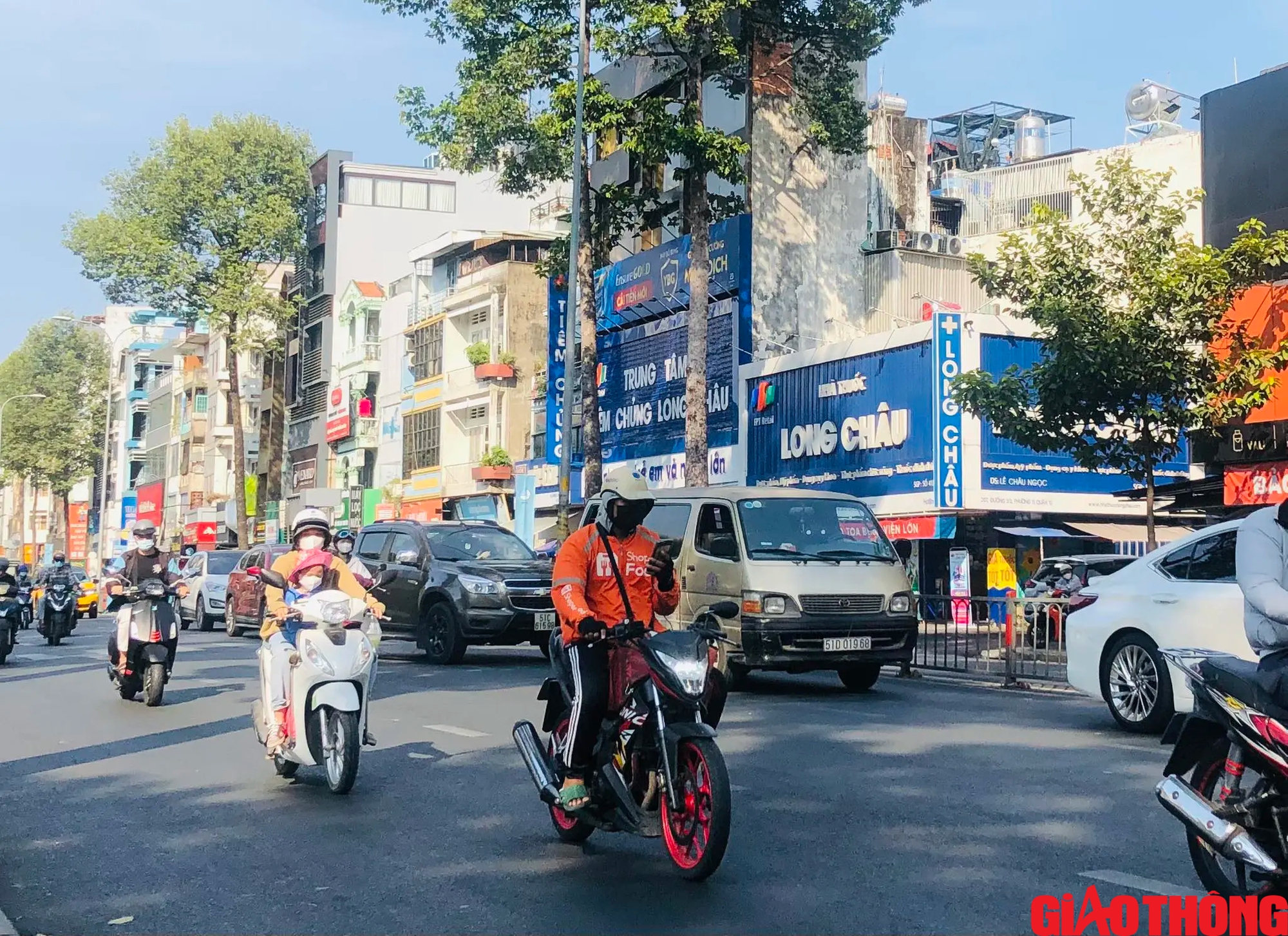 Shipper, t&agrave;i xế c&ocirc;ng nghệ mắt d&aacute;n điện thoại vẫn ph&oacute;ng xe &agrave;o &agrave;o- Ảnh 1.