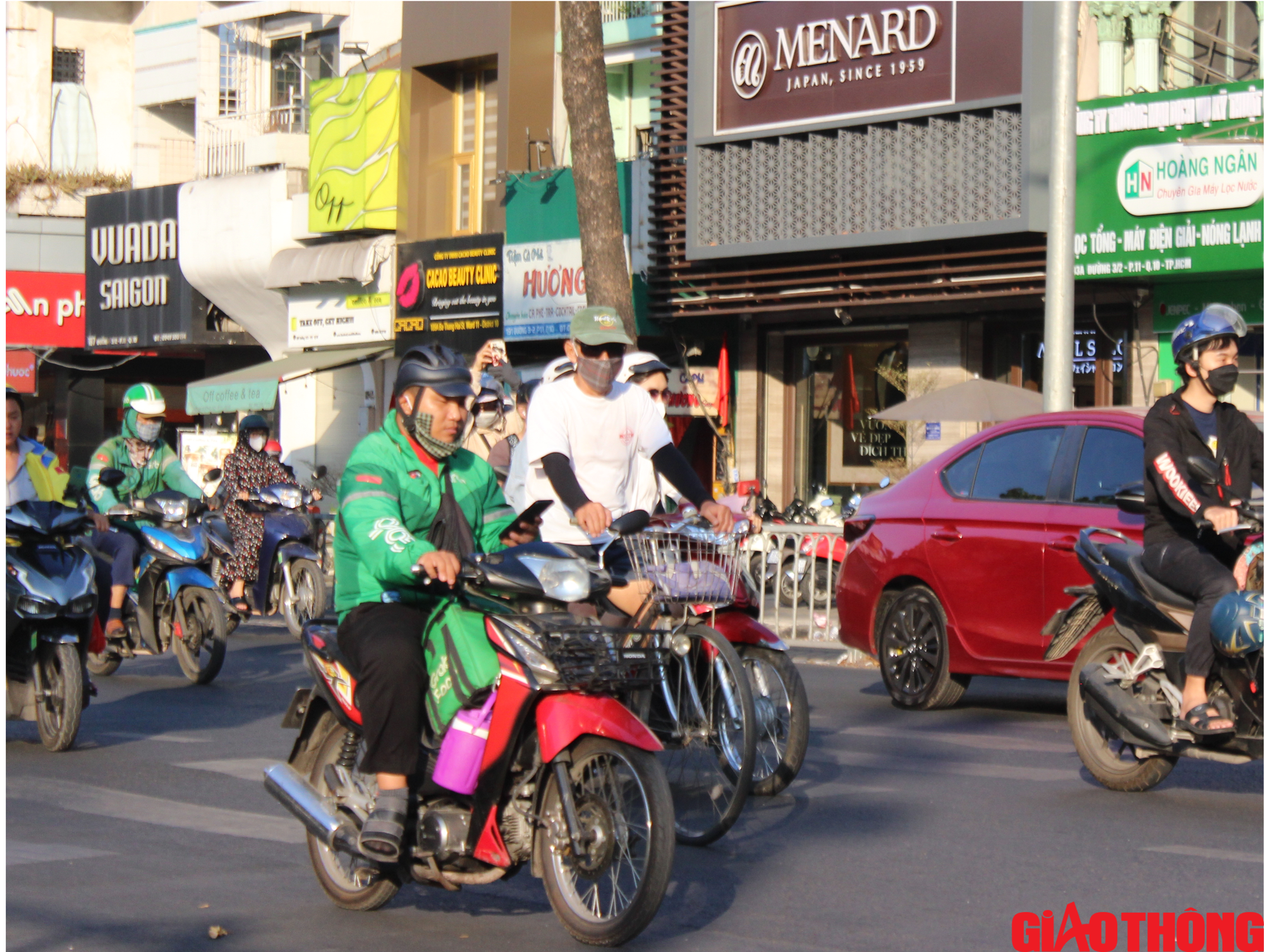 Shipper, t&agrave;i xế c&ocirc;ng nghệ mắt d&aacute;n điện thoại vẫn ph&oacute;ng xe &agrave;o &agrave;o- Ảnh 2.