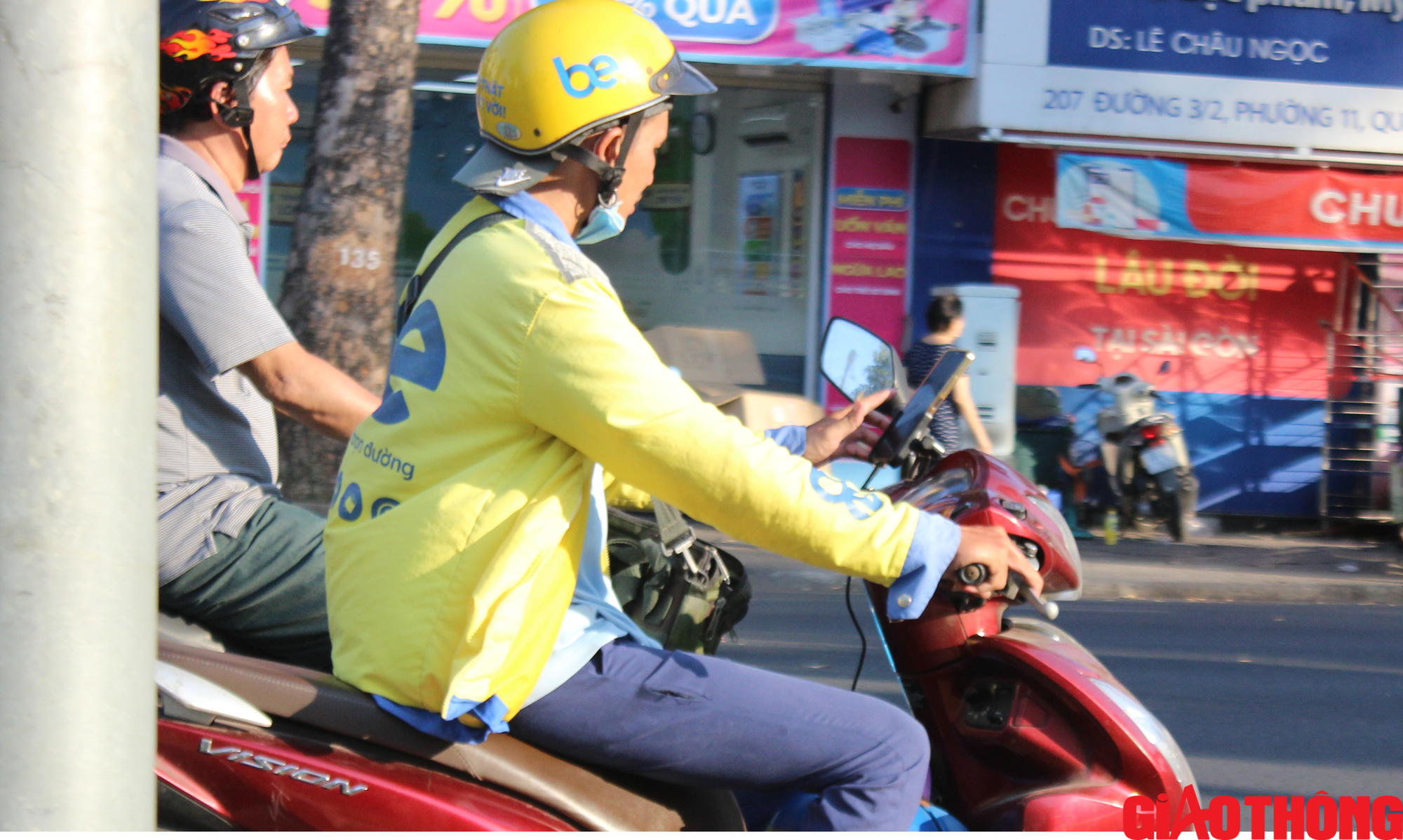 Shipper, t&agrave;i xế c&ocirc;ng nghệ mắt d&aacute;n điện thoại vẫn ph&oacute;ng xe &agrave;o &agrave;o- Ảnh 3.