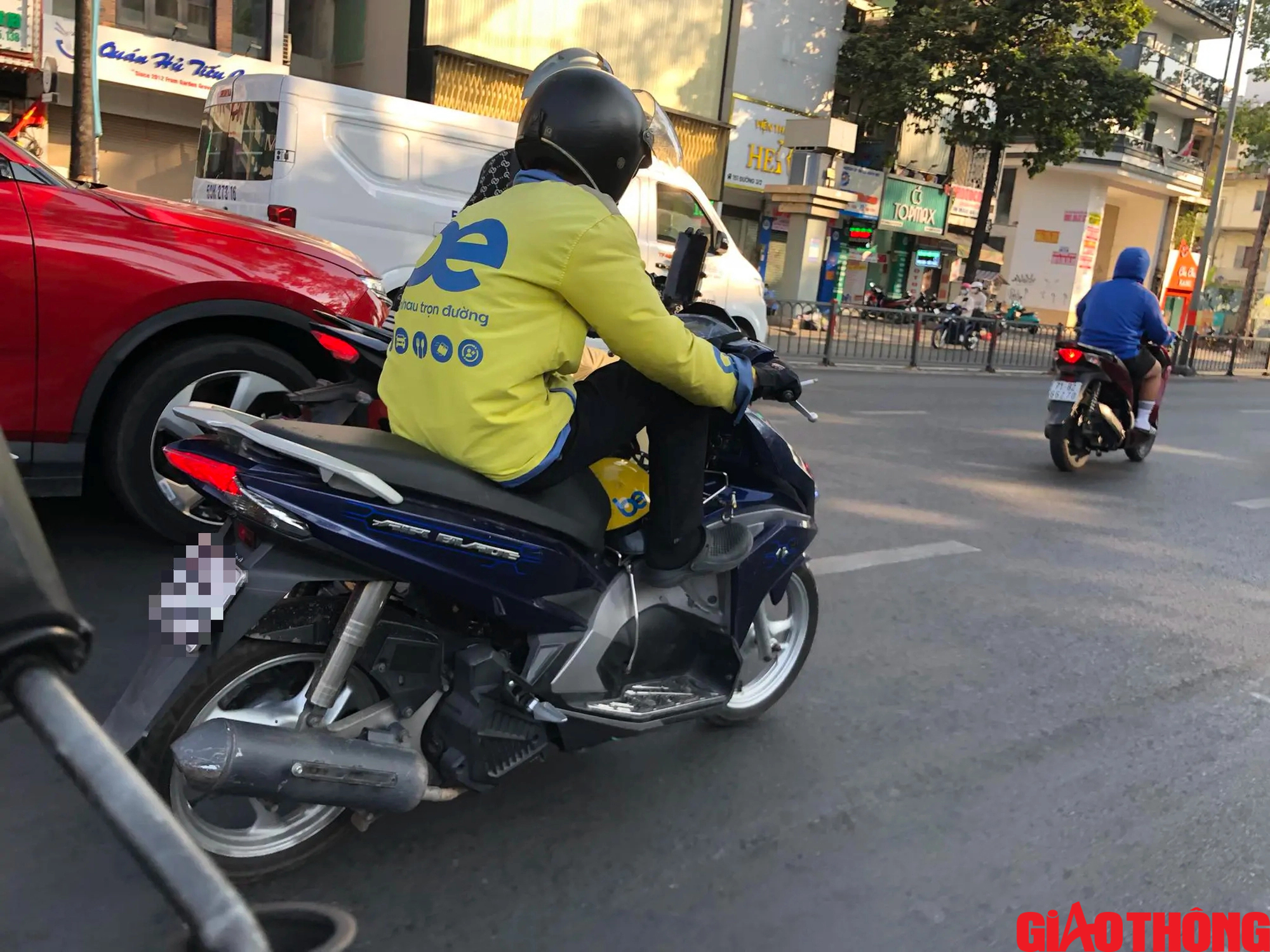 Shipper, t&agrave;i xế c&ocirc;ng nghệ mắt d&aacute;n điện thoại vẫn ph&oacute;ng xe &agrave;o &agrave;o- Ảnh 4.