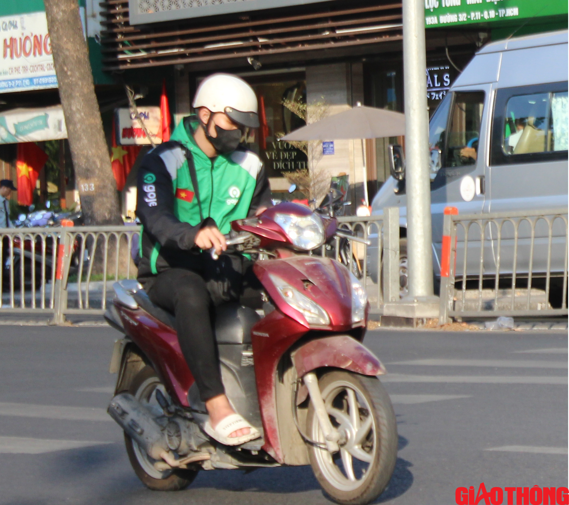 Shipper, t&agrave;i xế c&ocirc;ng nghệ mắt d&aacute;n điện thoại vẫn ph&oacute;ng xe &agrave;o &agrave;o- Ảnh 5.