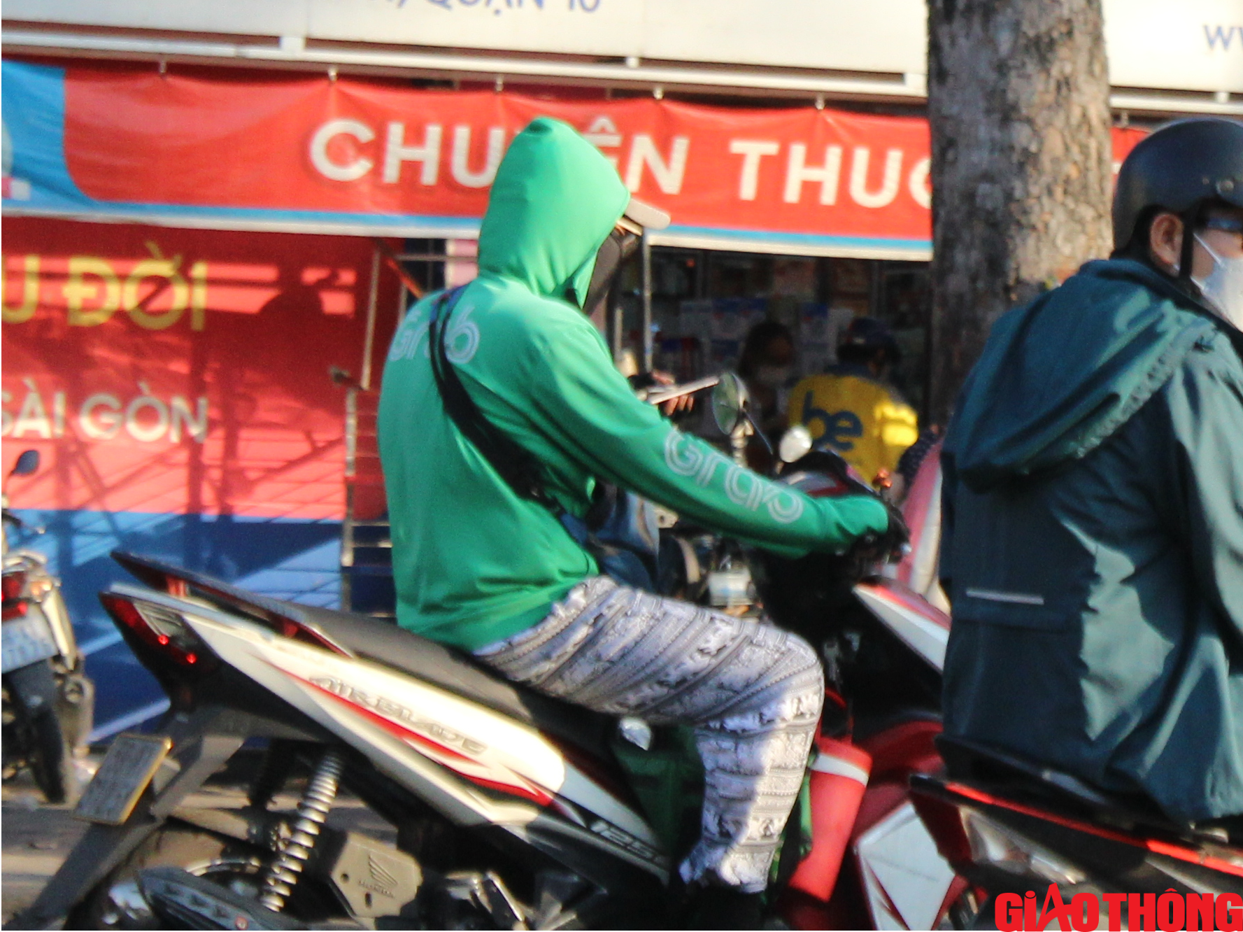 Shipper, t&agrave;i xế c&ocirc;ng nghệ mắt d&aacute;n điện thoại vẫn ph&oacute;ng xe &agrave;o &agrave;o- Ảnh 6.