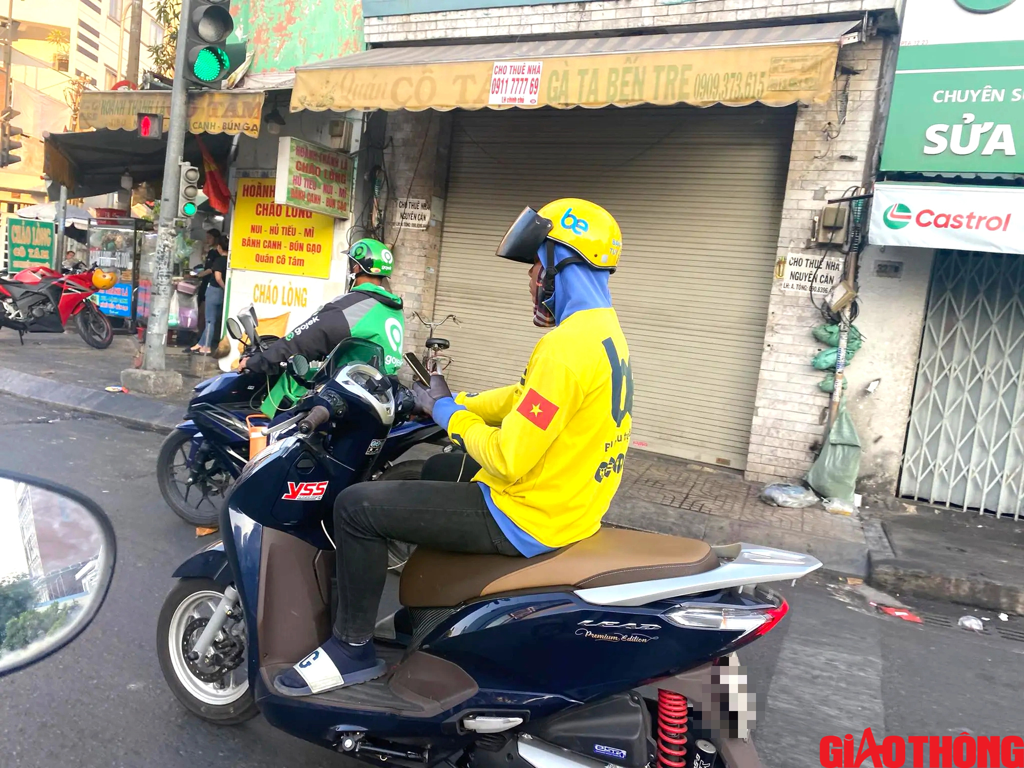 Shipper, t&agrave;i xế c&ocirc;ng nghệ mắt d&aacute;n điện thoại vẫn ph&oacute;ng xe &agrave;o &agrave;o- Ảnh 7.