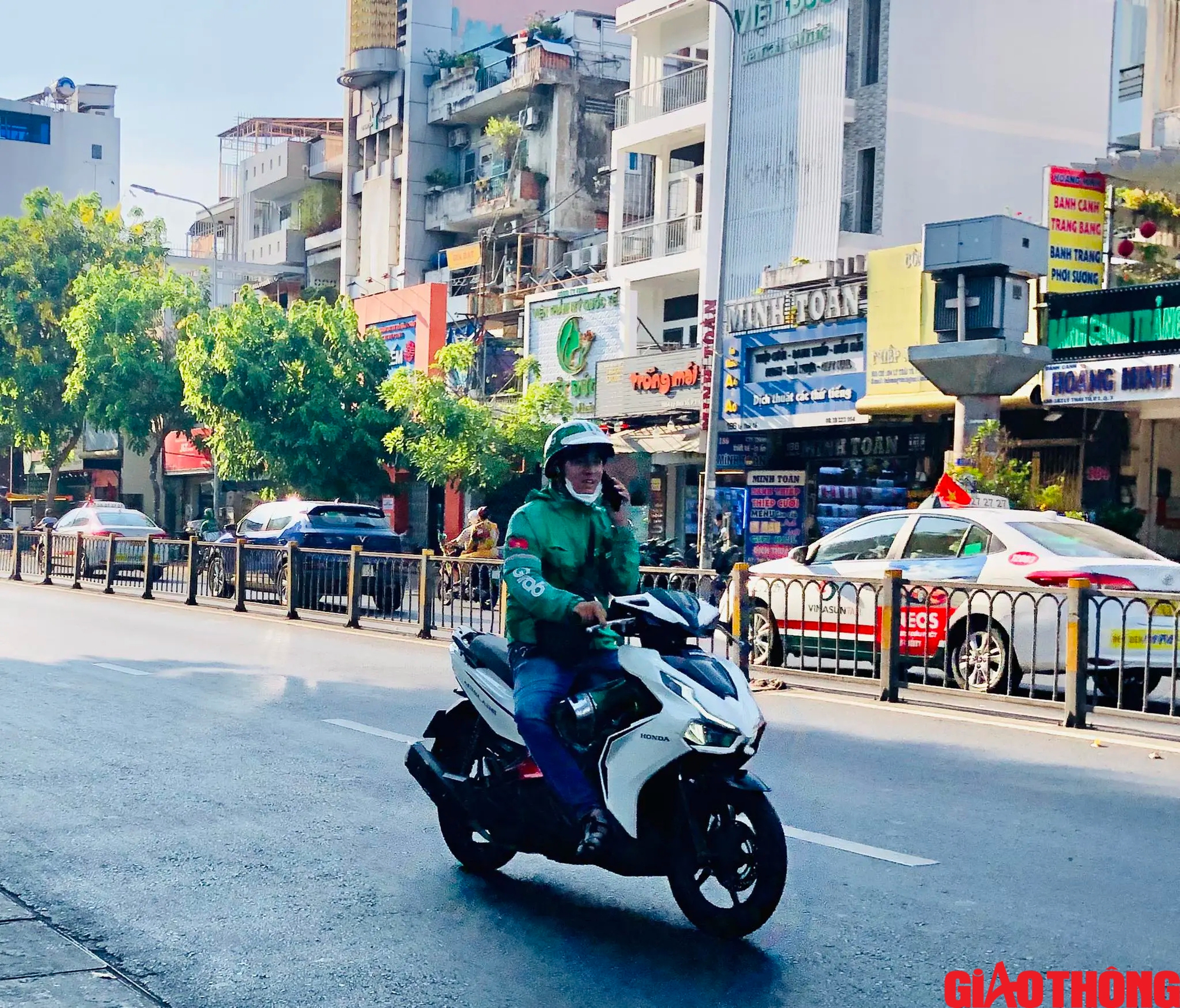 Shipper, t&agrave;i xế c&ocirc;ng nghệ mắt d&aacute;n điện thoại vẫn ph&oacute;ng xe &agrave;o &agrave;o- Ảnh 8.