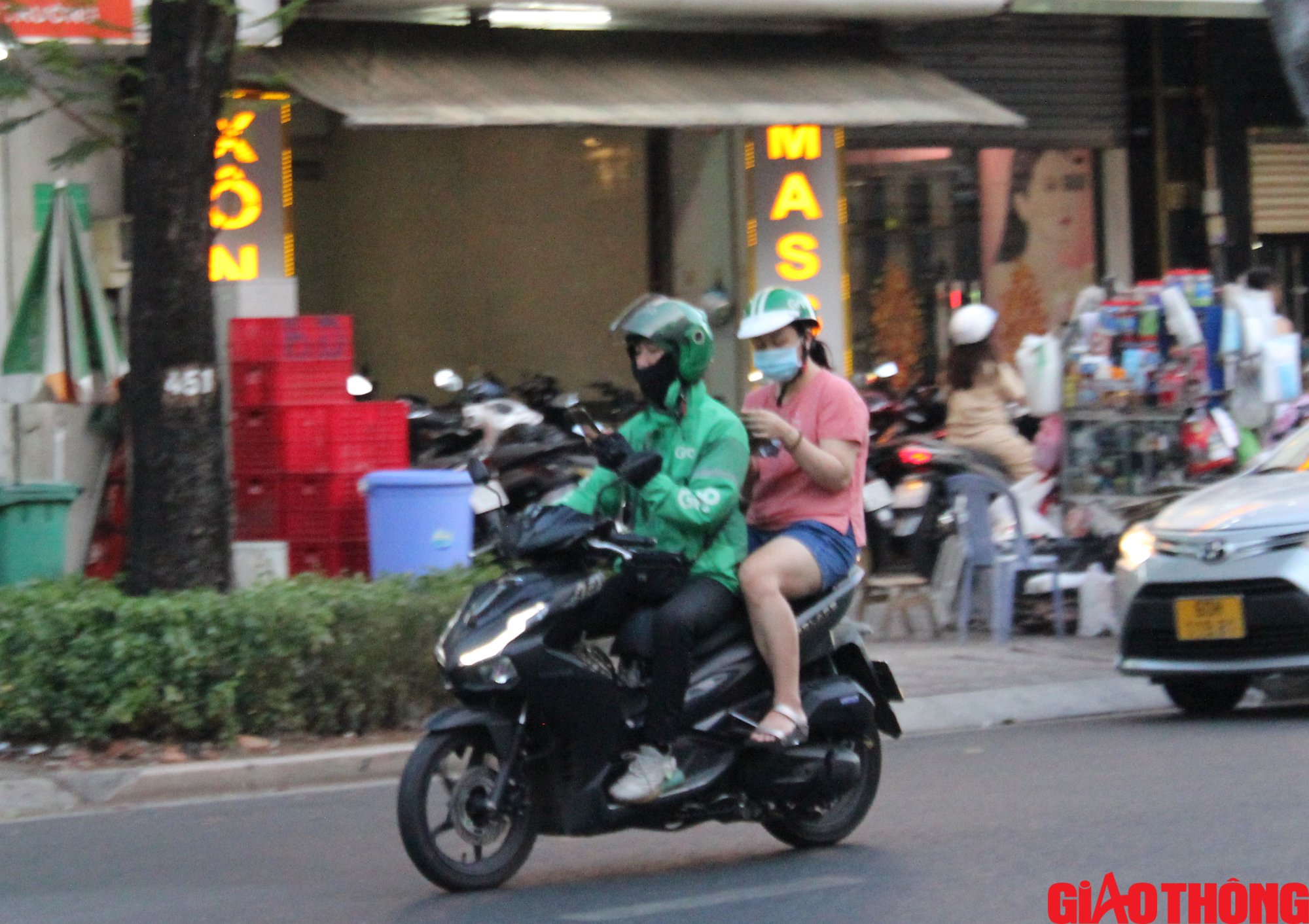 Shipper, t&agrave;i xế c&ocirc;ng nghệ mắt d&aacute;n điện thoại vẫn ph&oacute;ng xe &agrave;o &agrave;o- Ảnh 9.