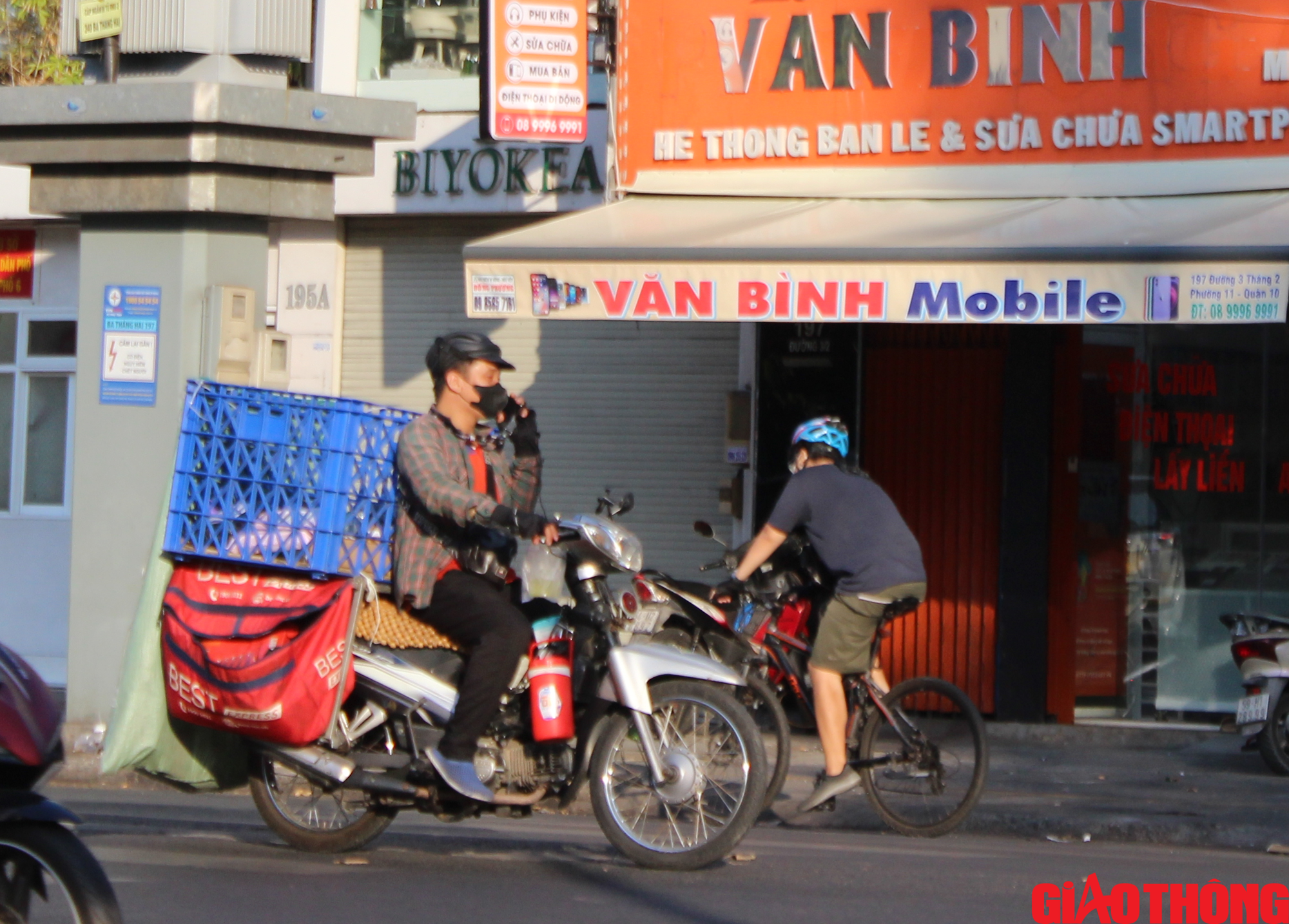 Shipper, t&agrave;i xế c&ocirc;ng nghệ mắt d&aacute;n điện thoại vẫn ph&oacute;ng xe &agrave;o &agrave;o- Ảnh 10.