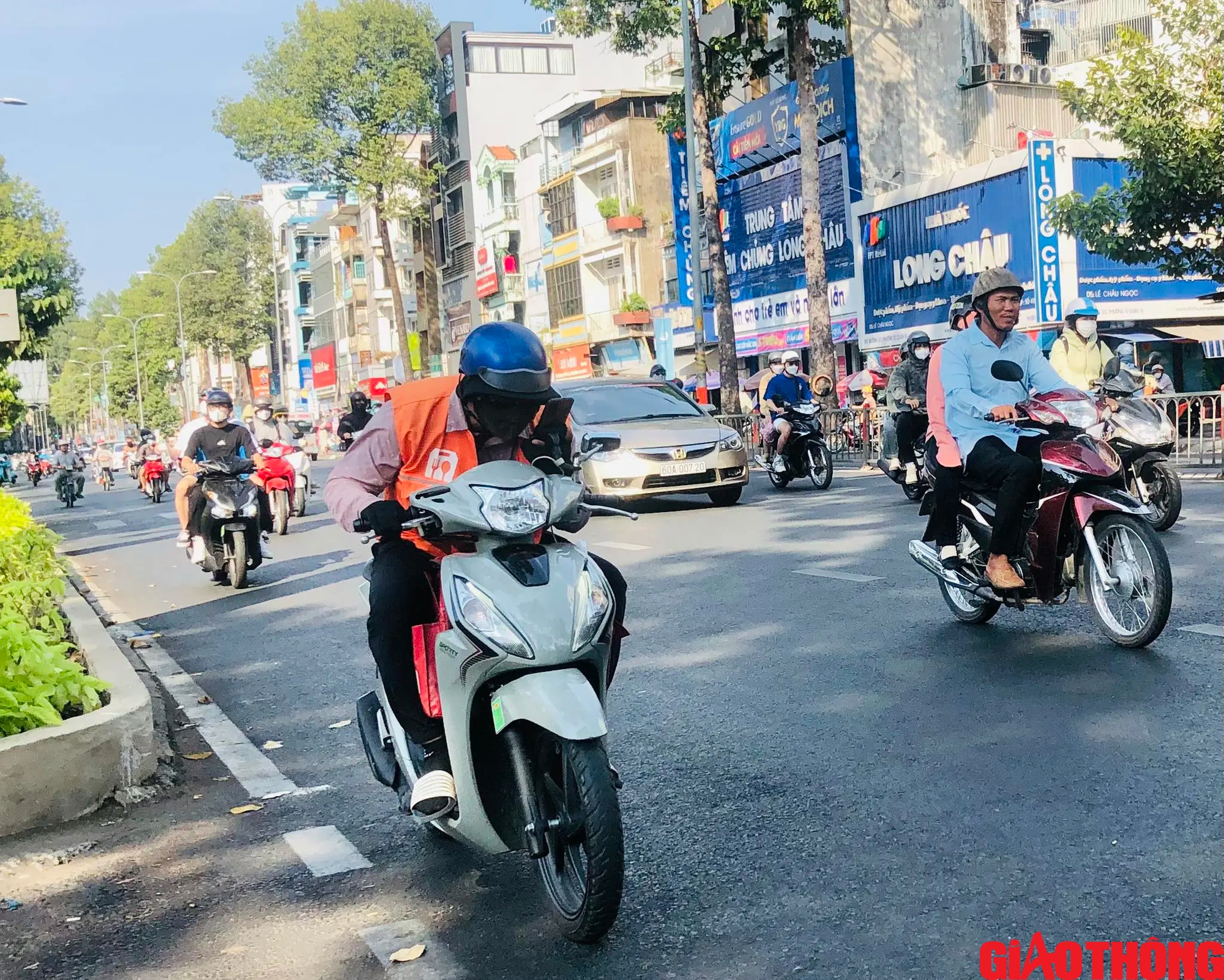 Shipper, t&agrave;i xế c&ocirc;ng nghệ mắt d&aacute;n điện thoại vẫn ph&oacute;ng xe &agrave;o &agrave;o- Ảnh 12.