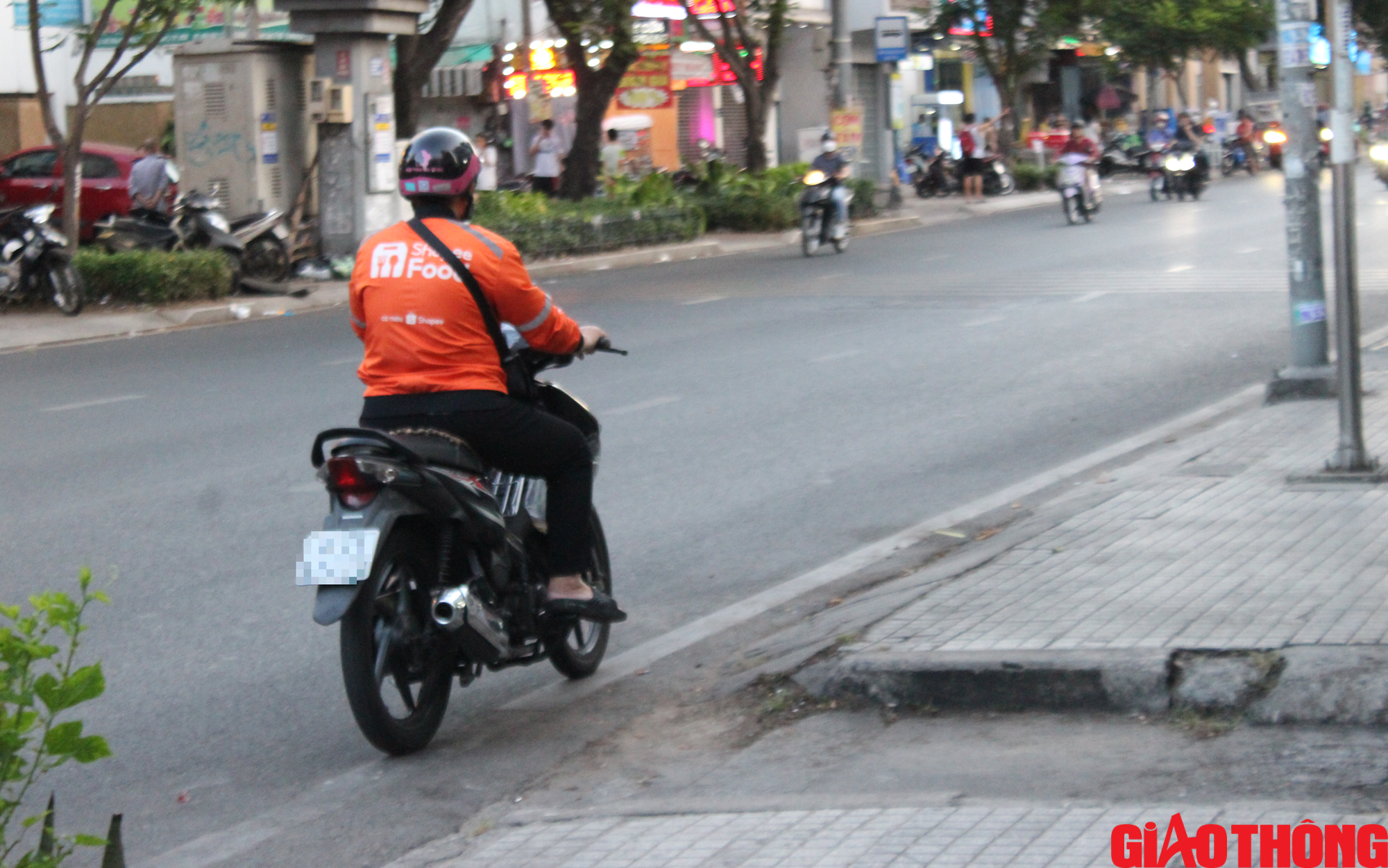 Shipper, t&agrave;i xế c&ocirc;ng nghệ mắt d&aacute;n điện thoại vẫn ph&oacute;ng xe &agrave;o &agrave;o- Ảnh 13.