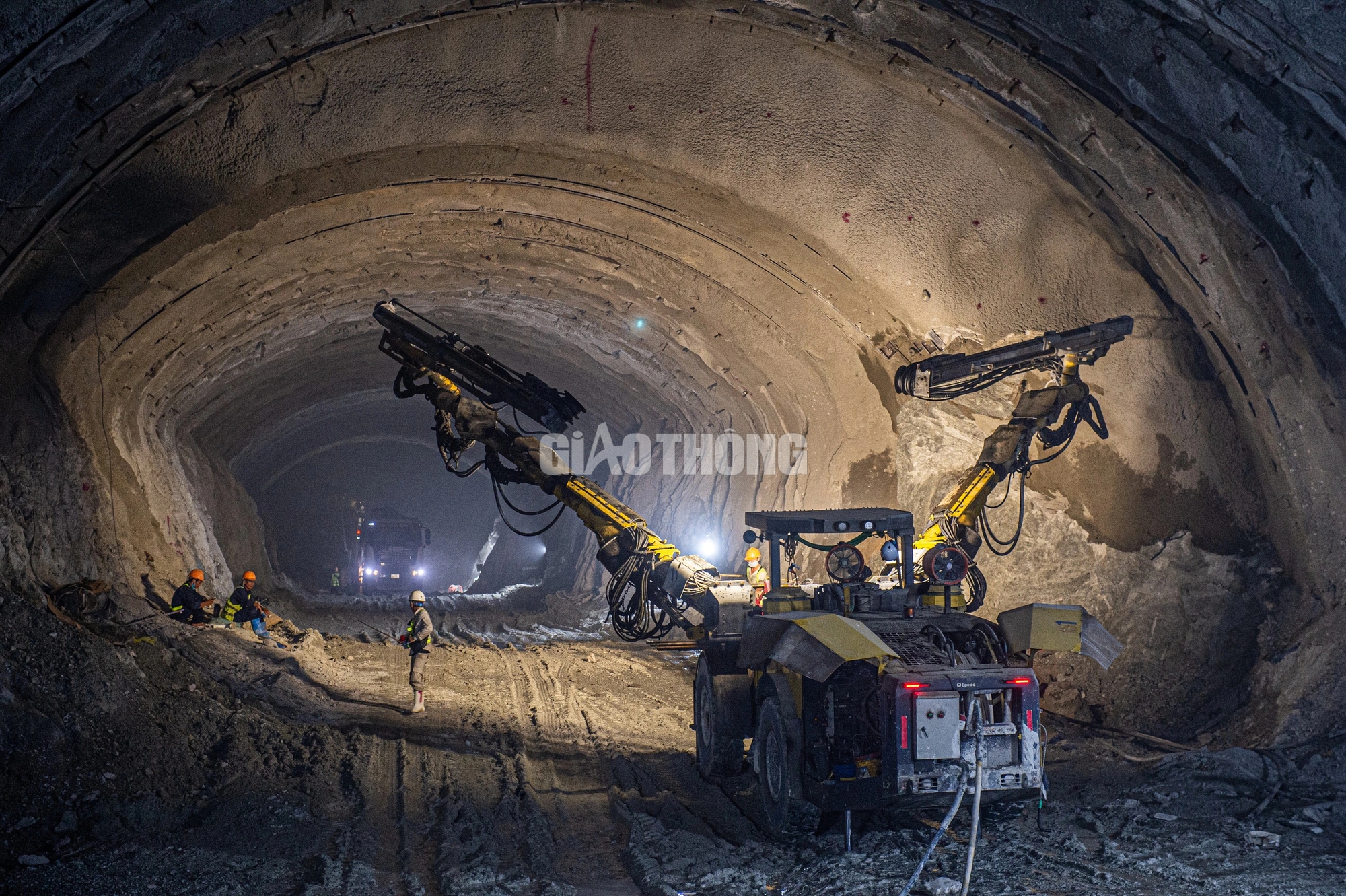 Đục đ&aacute;, khoan n&uacute;i thi c&ocirc;ng hầm cấp đặc biệt tr&ecirc;n cao tốc Bắc - Nam- Ảnh 7.